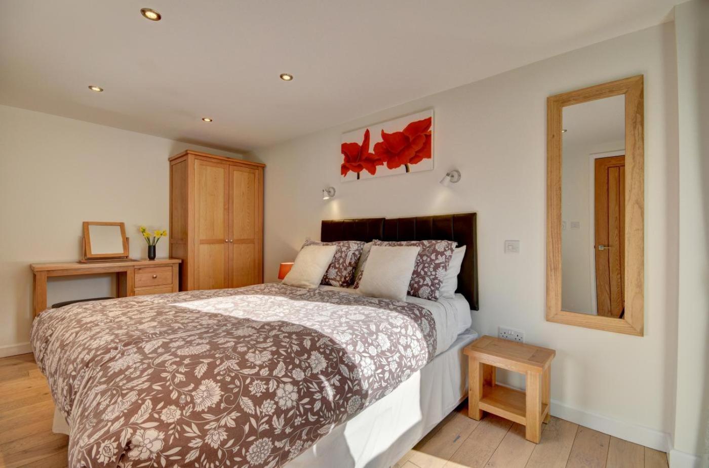 Two-Bedroom House photo 3