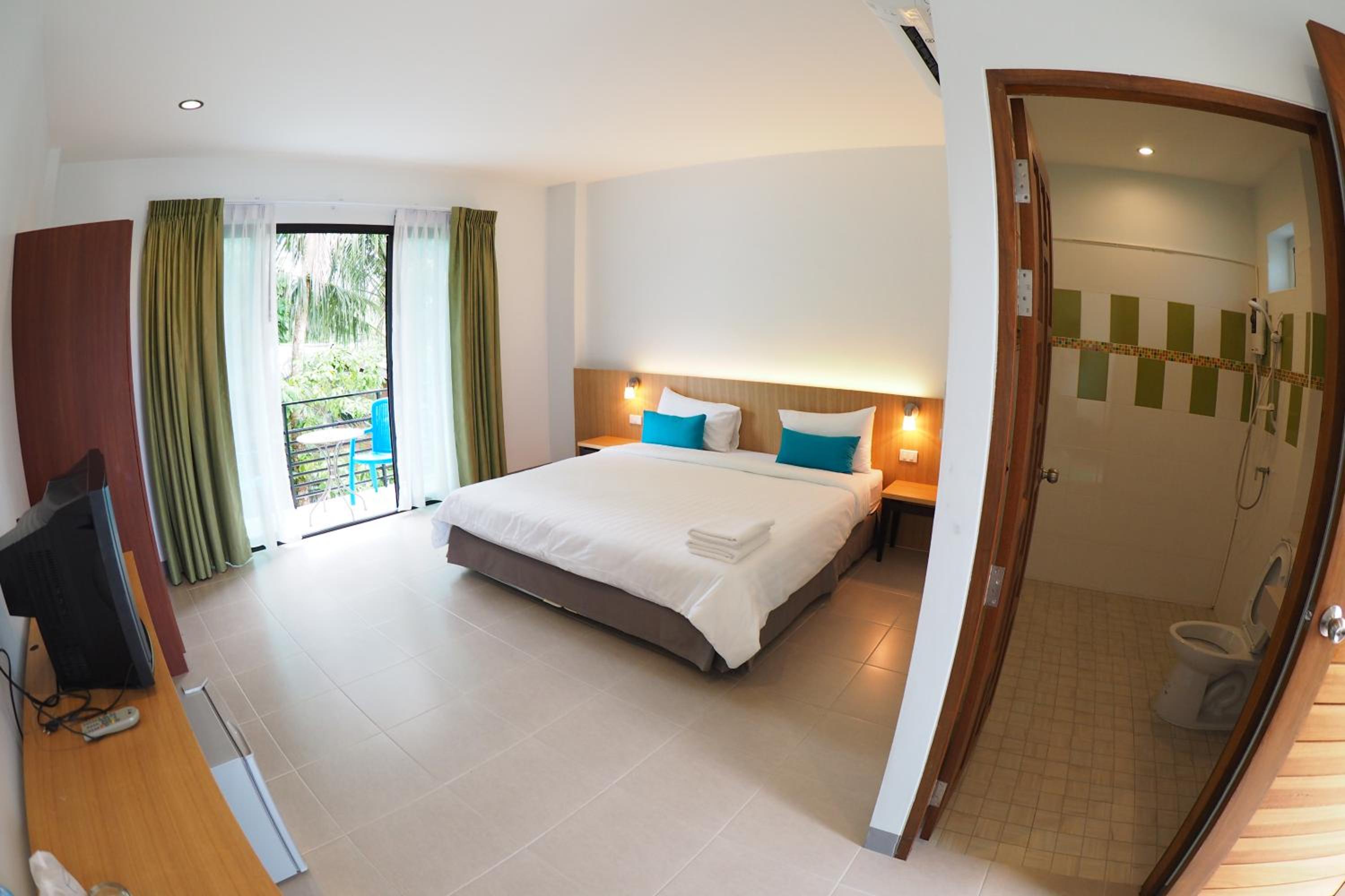 Deluxe Room with Balcony photo 2