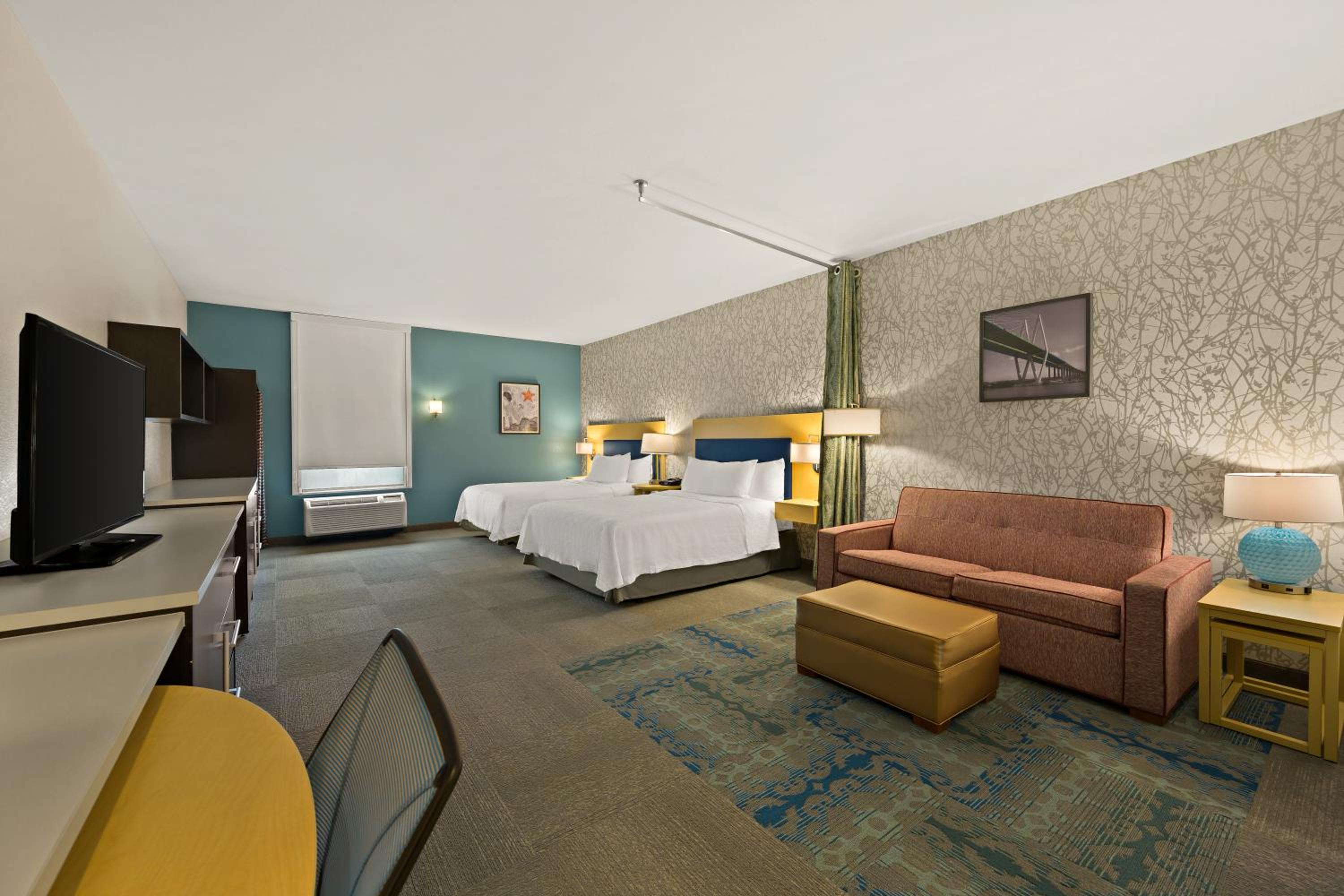 Queen Studio Suite with Roll-In Shower - Mobility Access/Non-Smoking