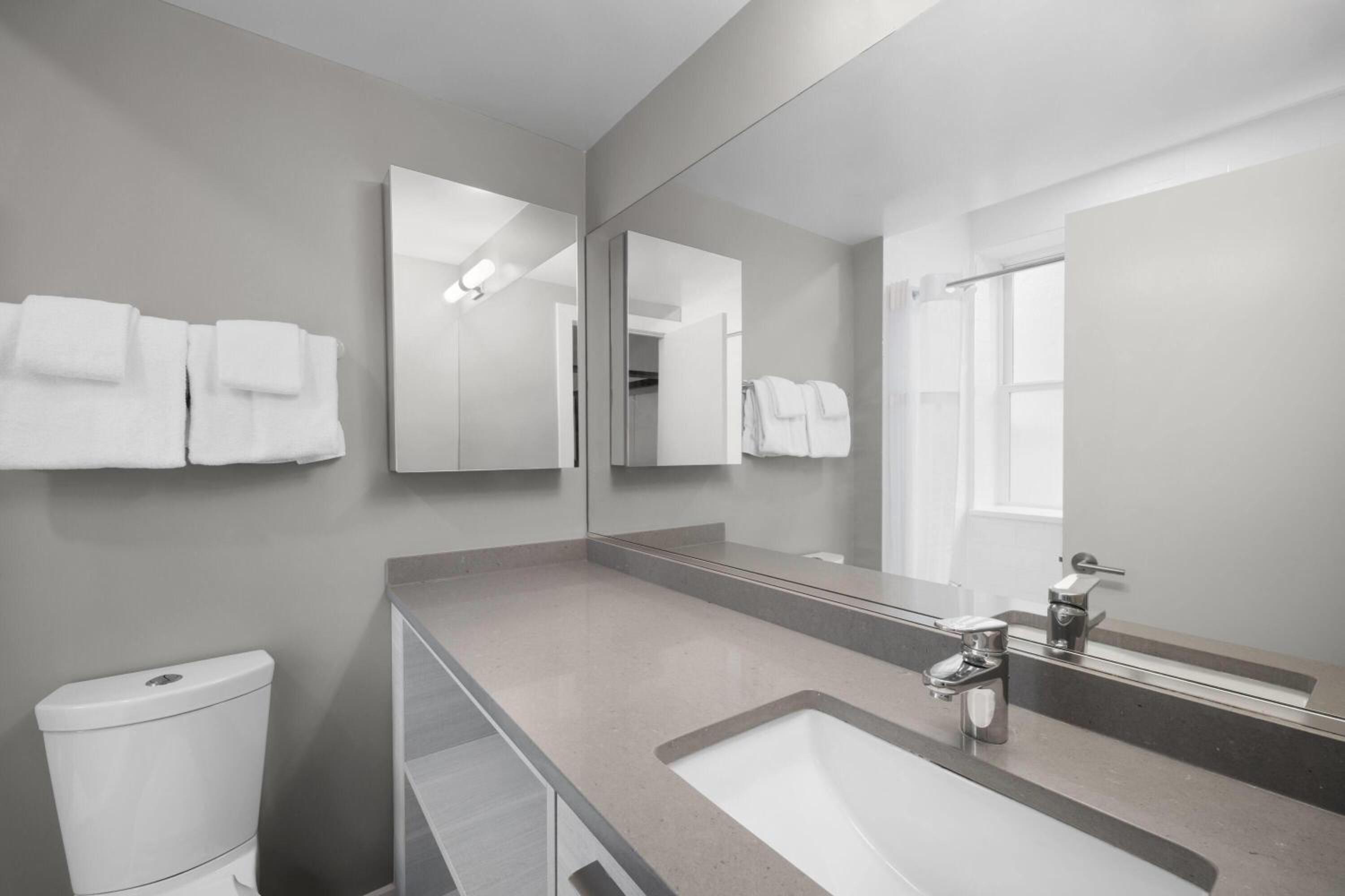 1 King Bed, 1 Queen Bed, 2-Bedroom Deluxe Apartment, Non-Smoking - Photo 3