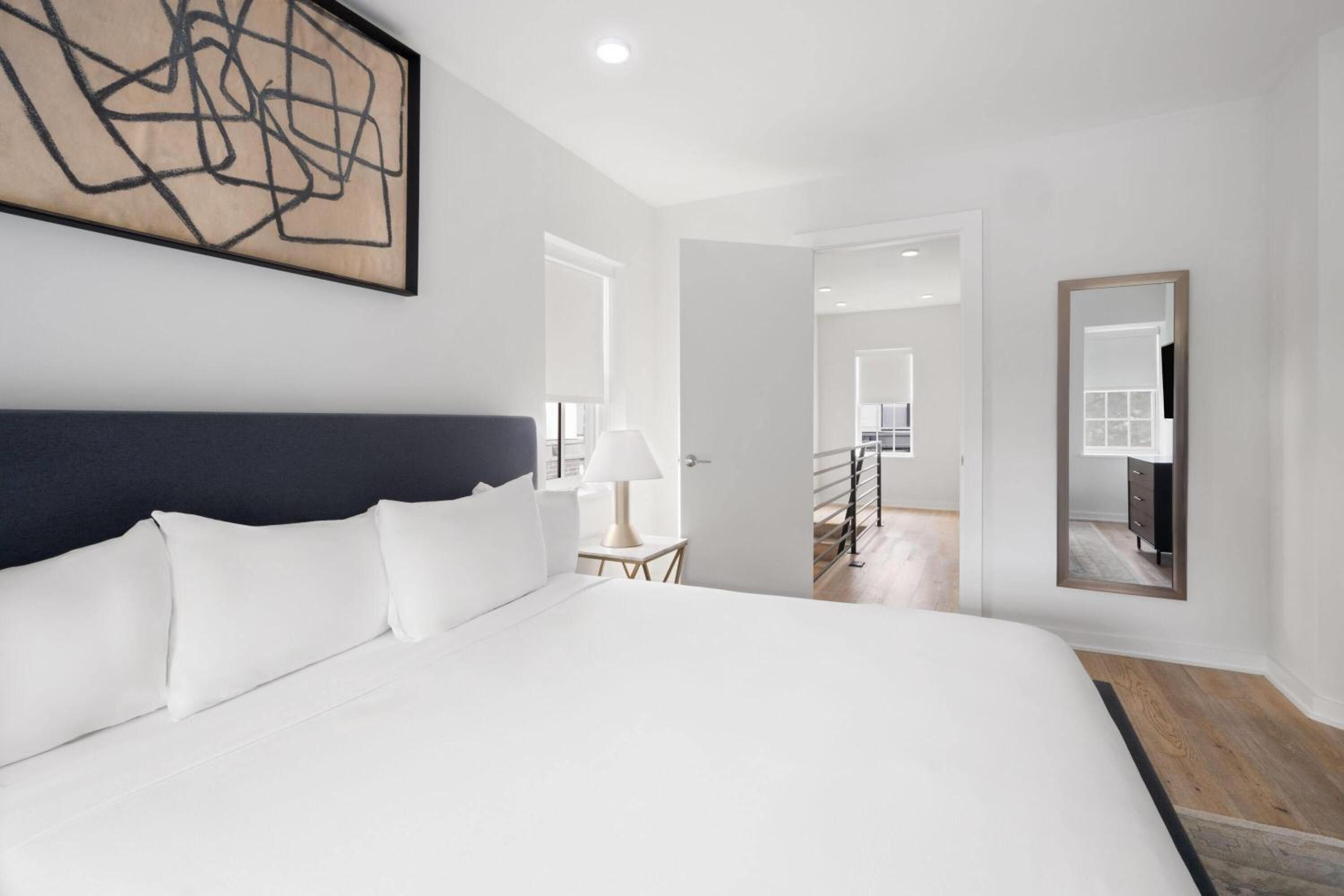 2 King Beds, 2-Bedroom Deluxe Bi-Level Townhouse, Non-Smoking photo 2