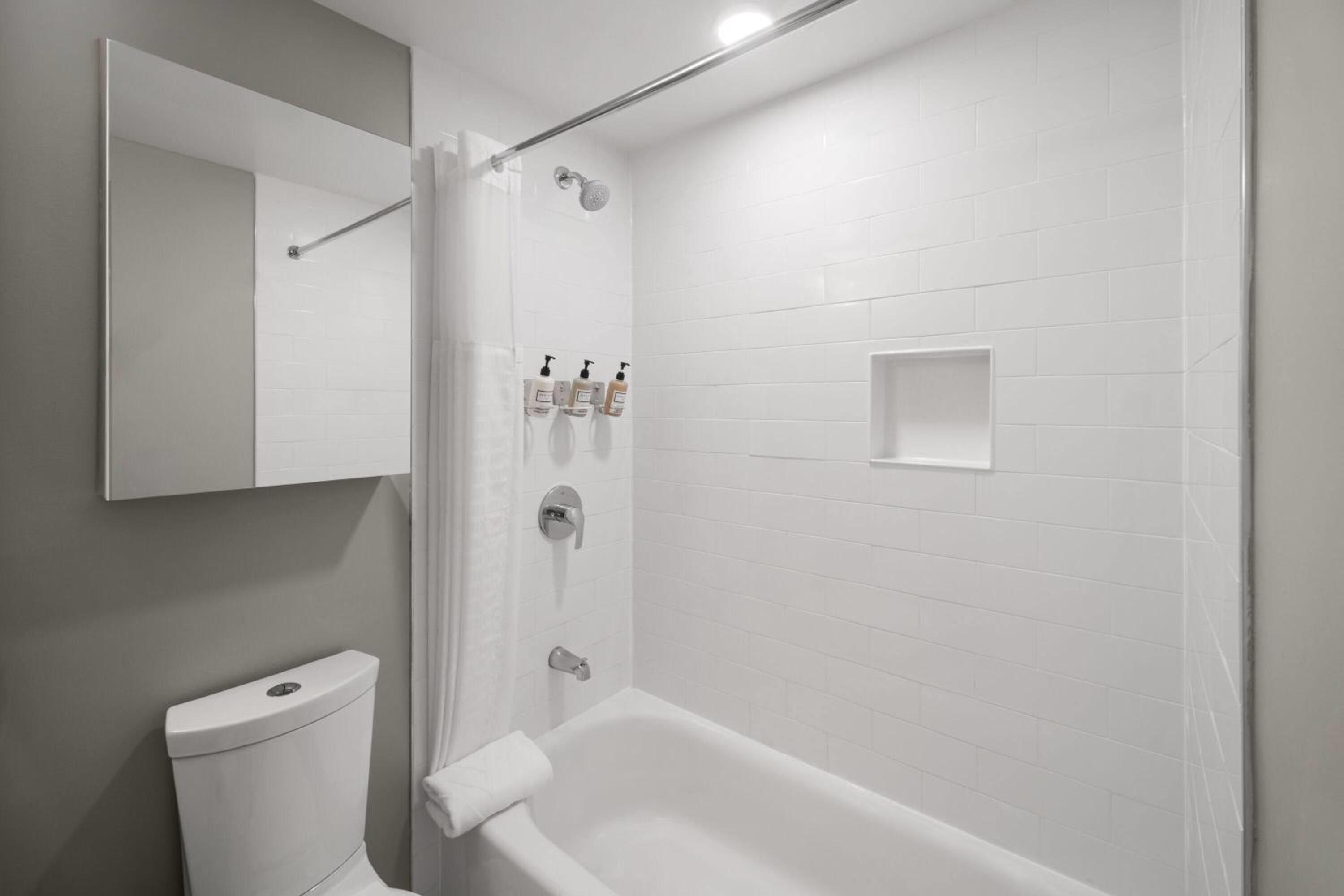 1 Queen Bed, Deluxe Studio Apartment, Non-Smoking  - Photo 1