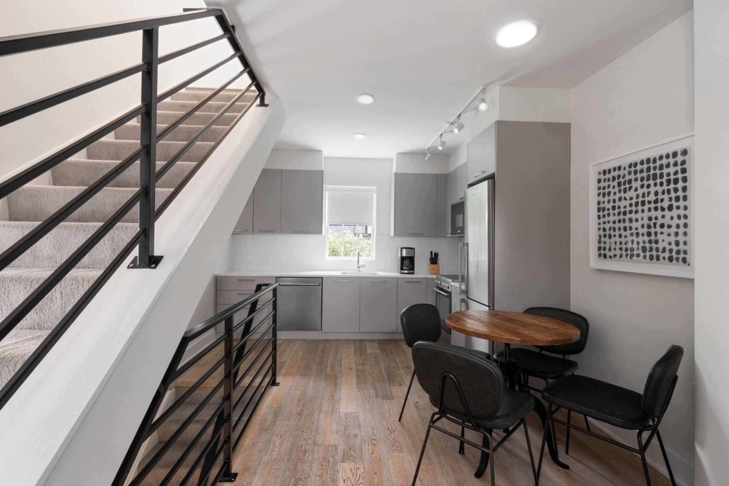 2 King Beds, 2-Bedroom Deluxe Bi-Level Townhouse, Non-Smoking photo 3