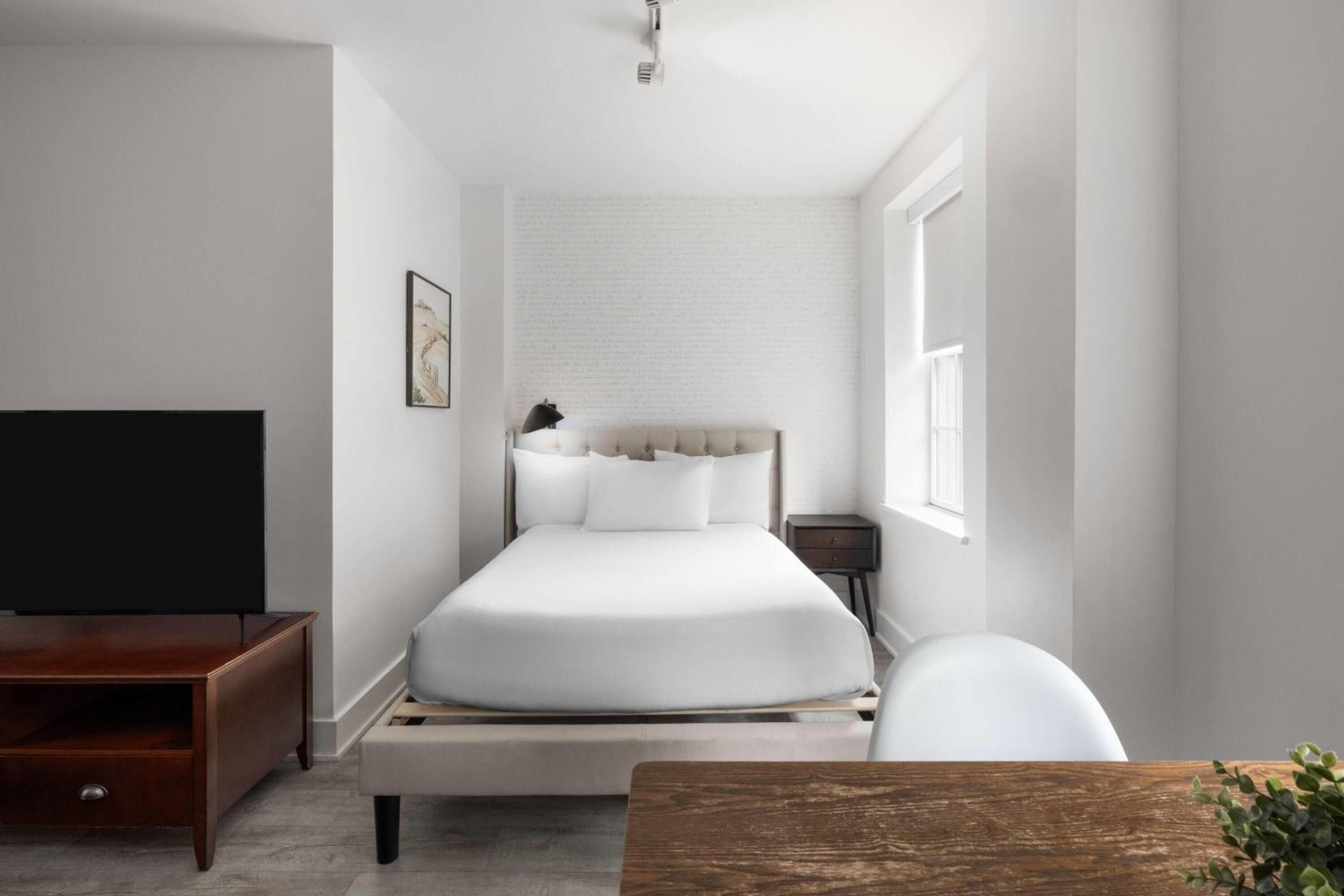 1 Queen Bed, Deluxe Studio Apartment, Non-Smoking  - Photo 3