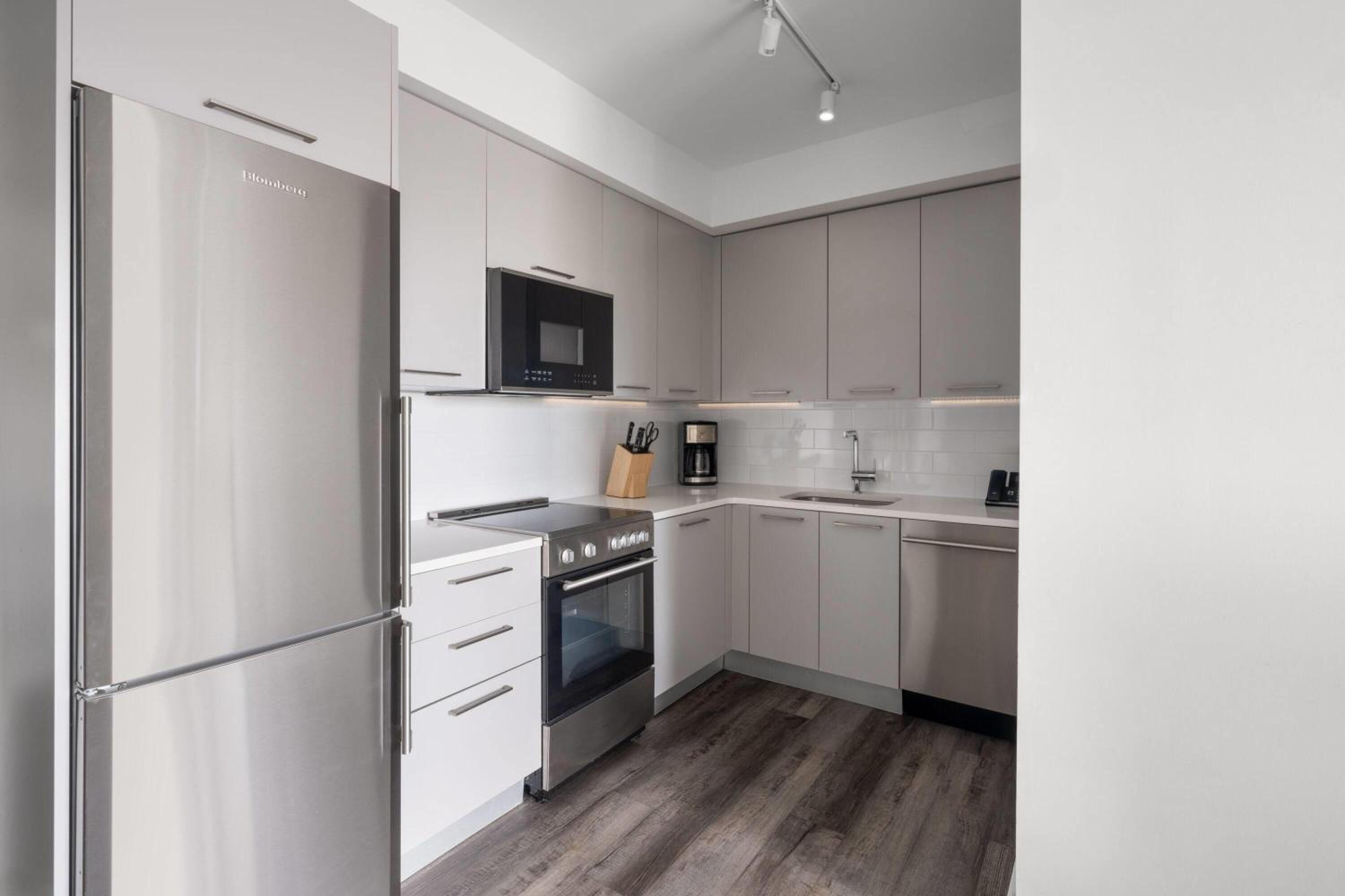 1 Queen Bed, 1-Bedroom Superior Apartment, Non-Smoking  - Photo 1