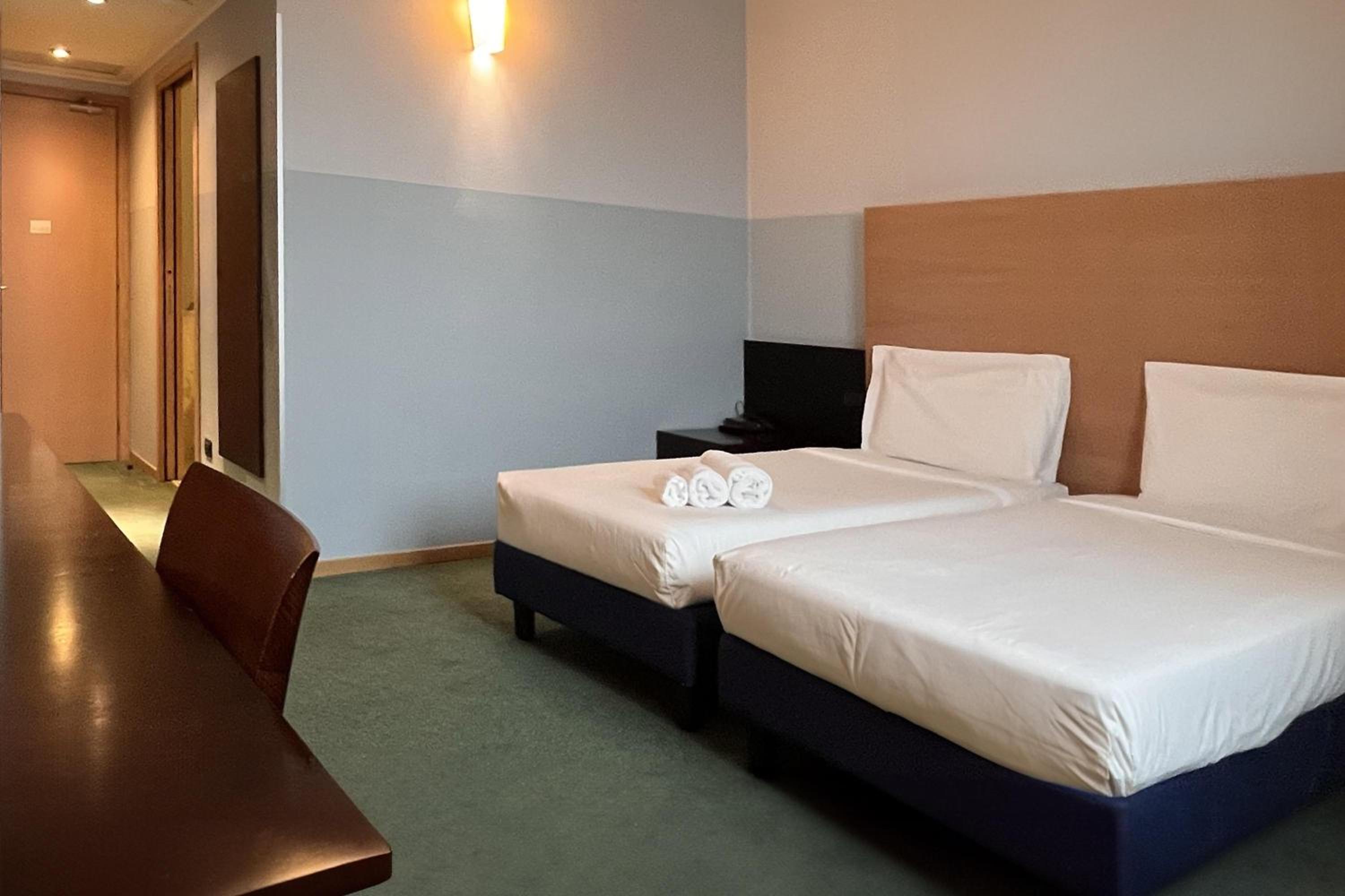 Twin Room - Photo 2