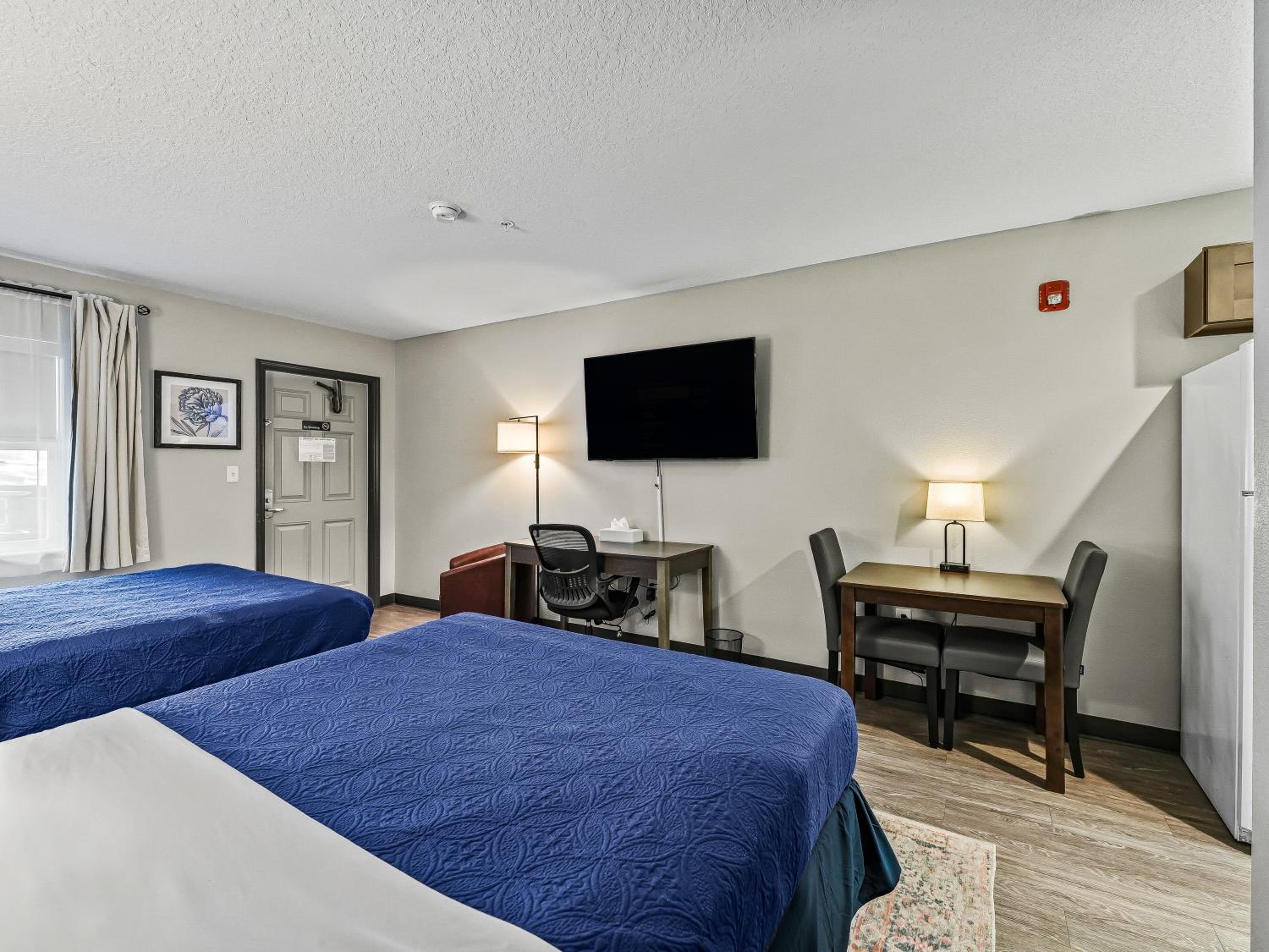 Suite with Two Queen Beds and Roll-in Shower - Mobility Accessible/Non-Smoking - Photo 8