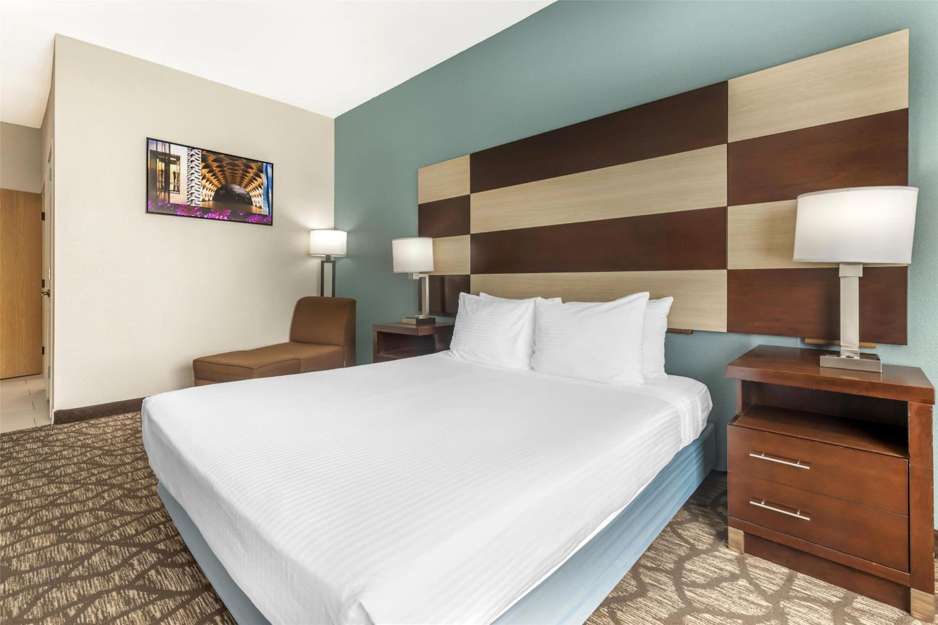 Queen Room with Walk-In Shower - Mobility Accessible/Non-Smoking photo 1