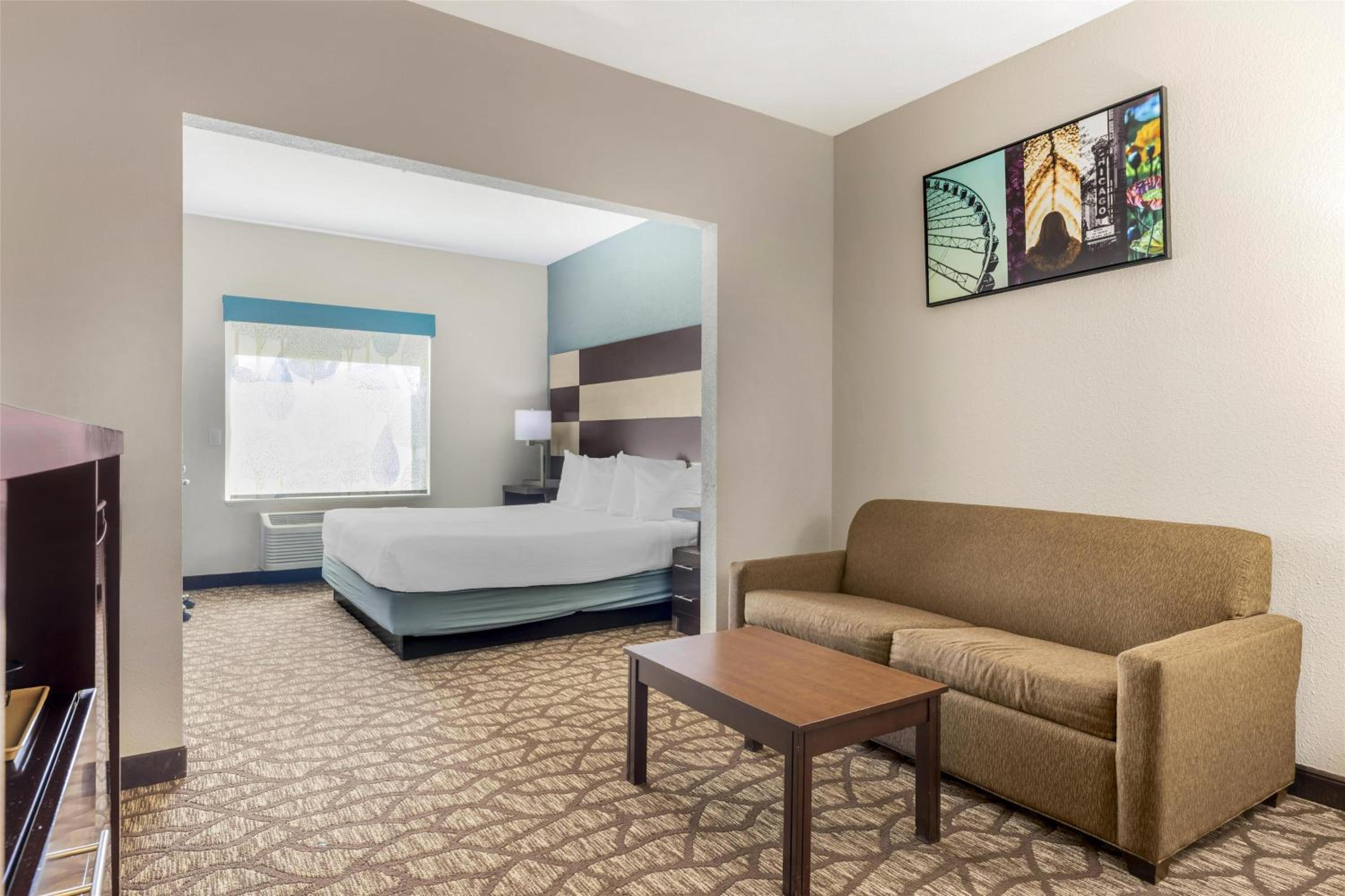 King Suite with Walk-In Shower - Disability/Non-Smoking - Photo 1