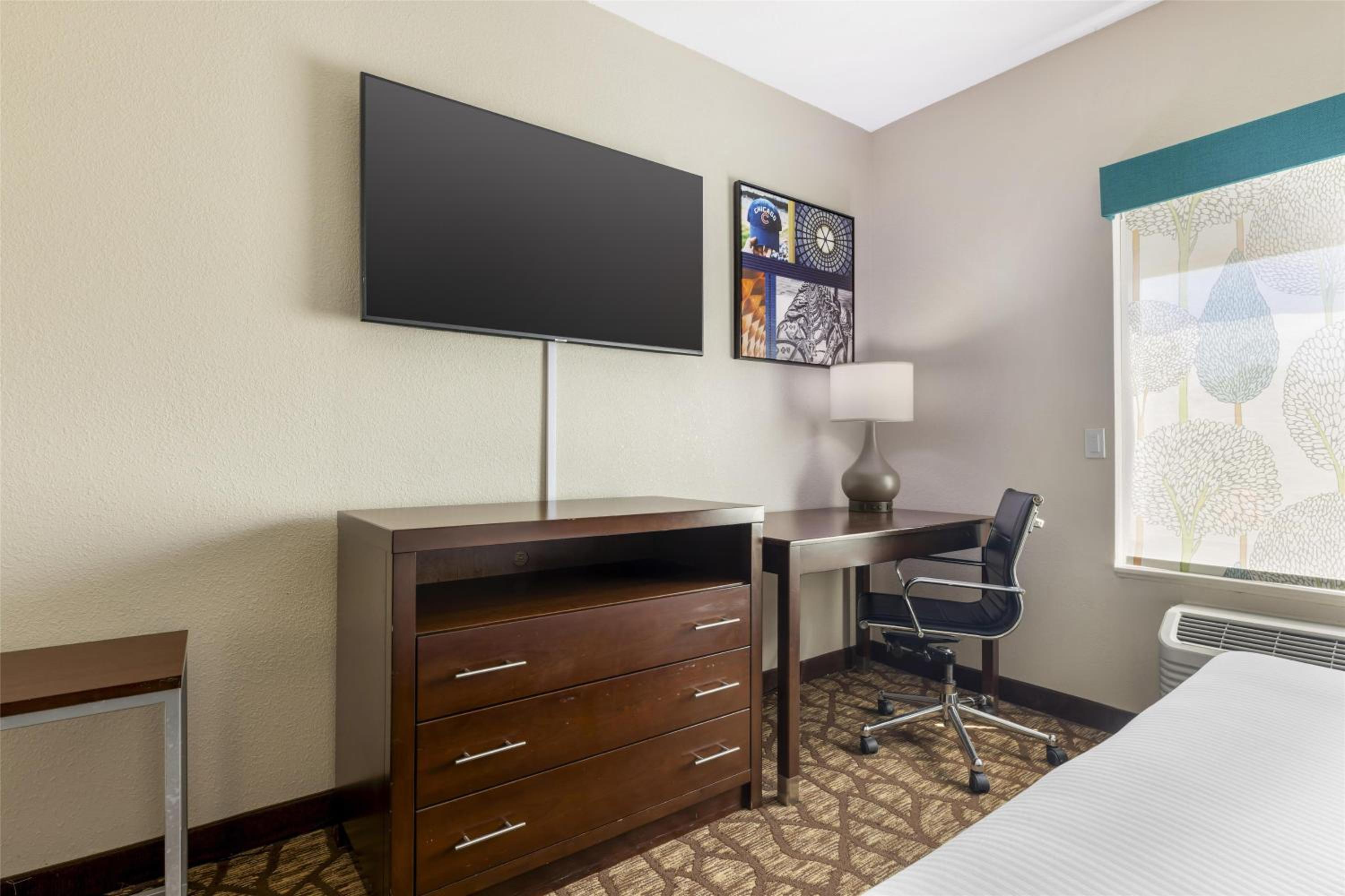 King Suite with Walk-In Shower - Disability/Non-Smoking - Photo 3