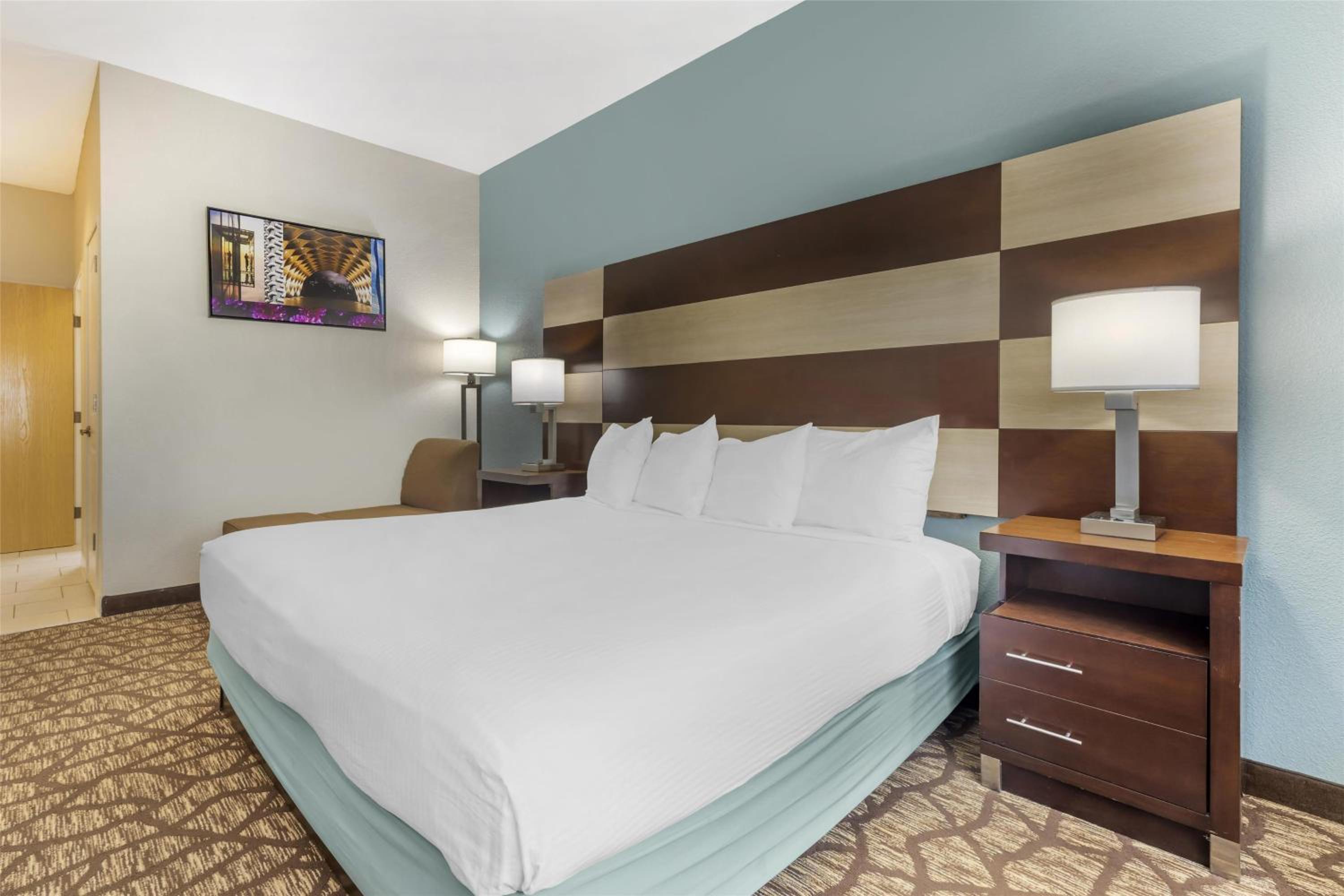 King Room with Walk In Shower - Mobility Accessible/Non-Smoking - Photo 1