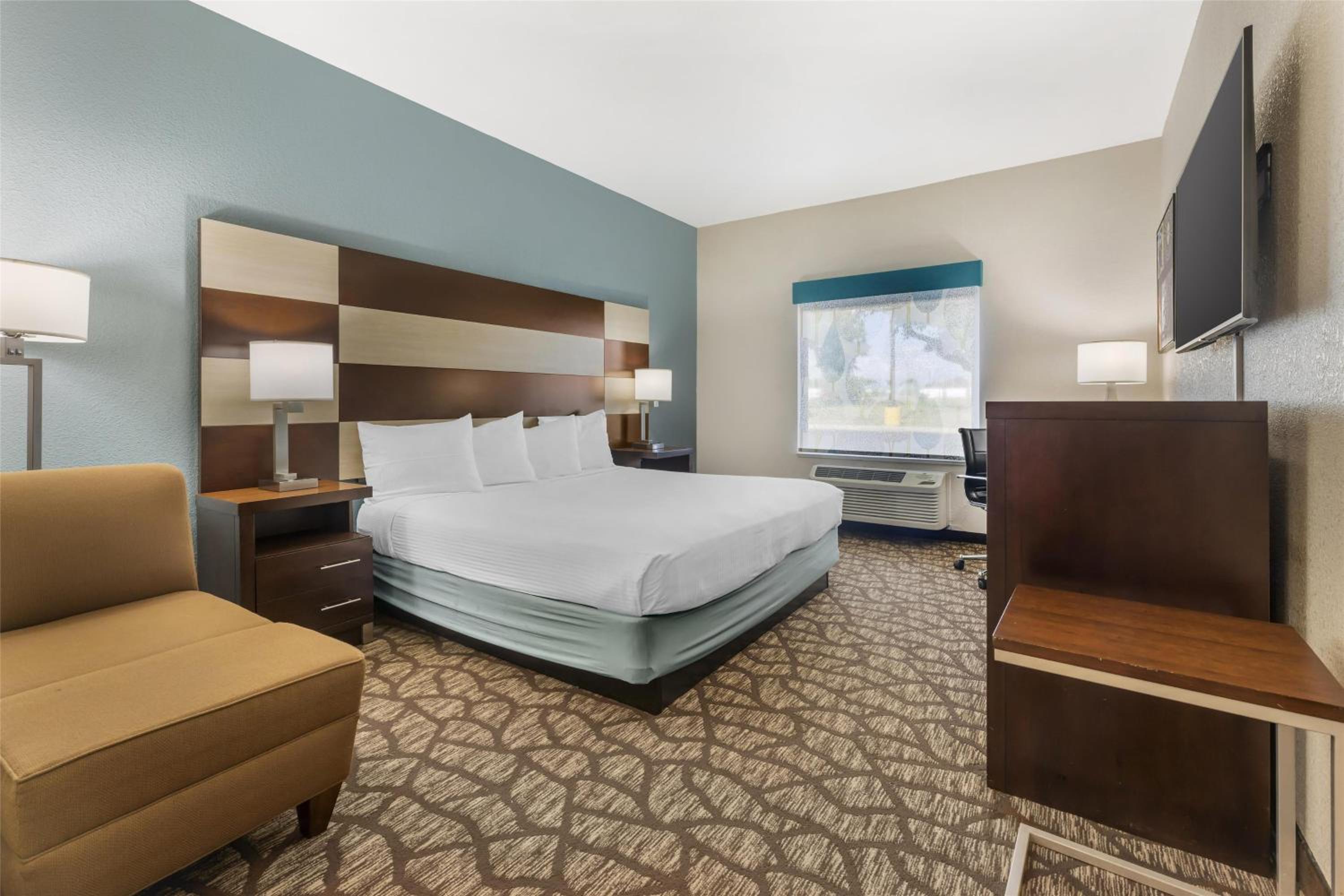 King Room with Walk In Shower - Mobility Accessible/Non-Smoking - Photo 2