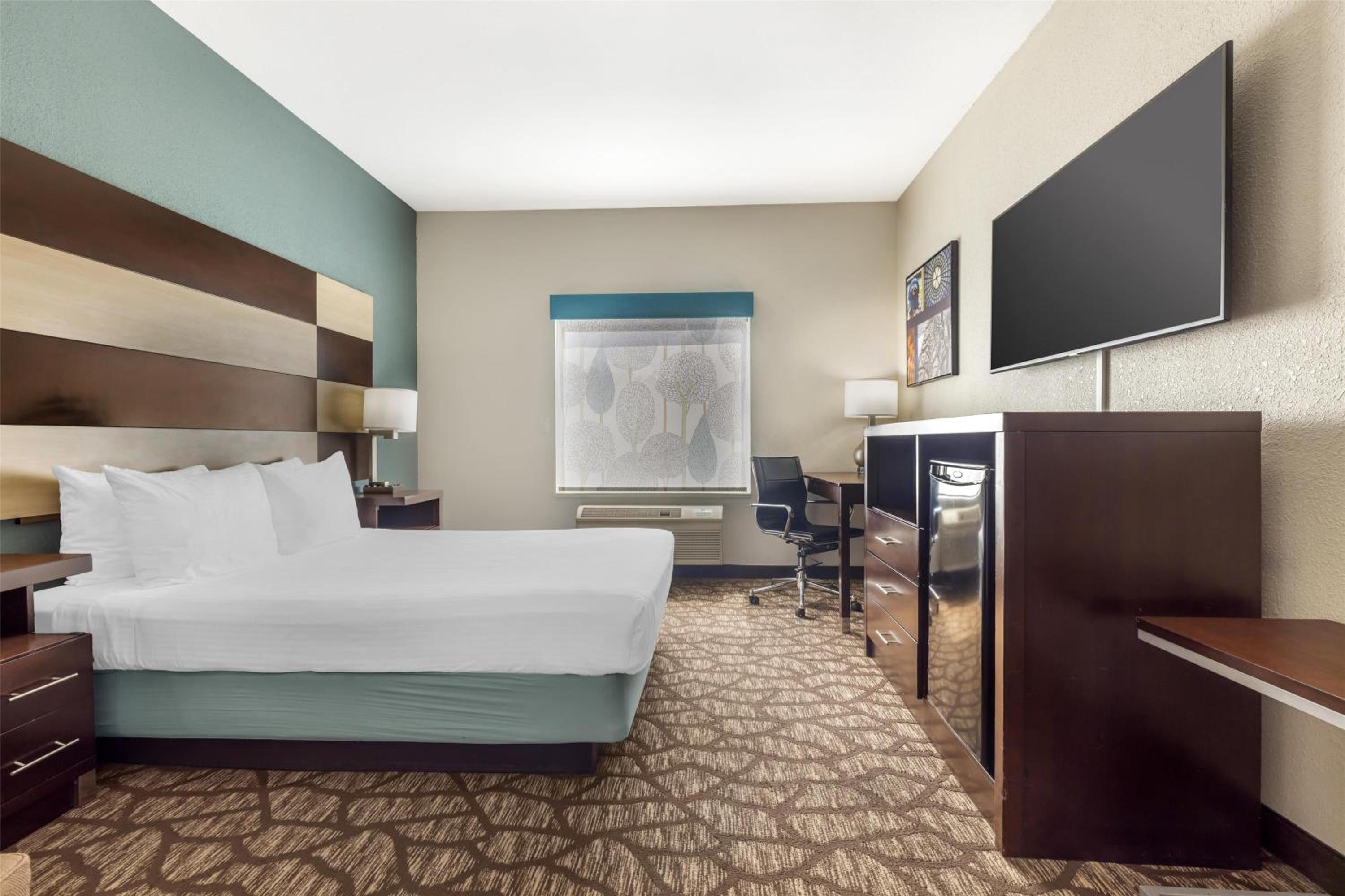 Queen Room with Walk-In Shower - Mobility Accessible/Non-Smoking photo 3