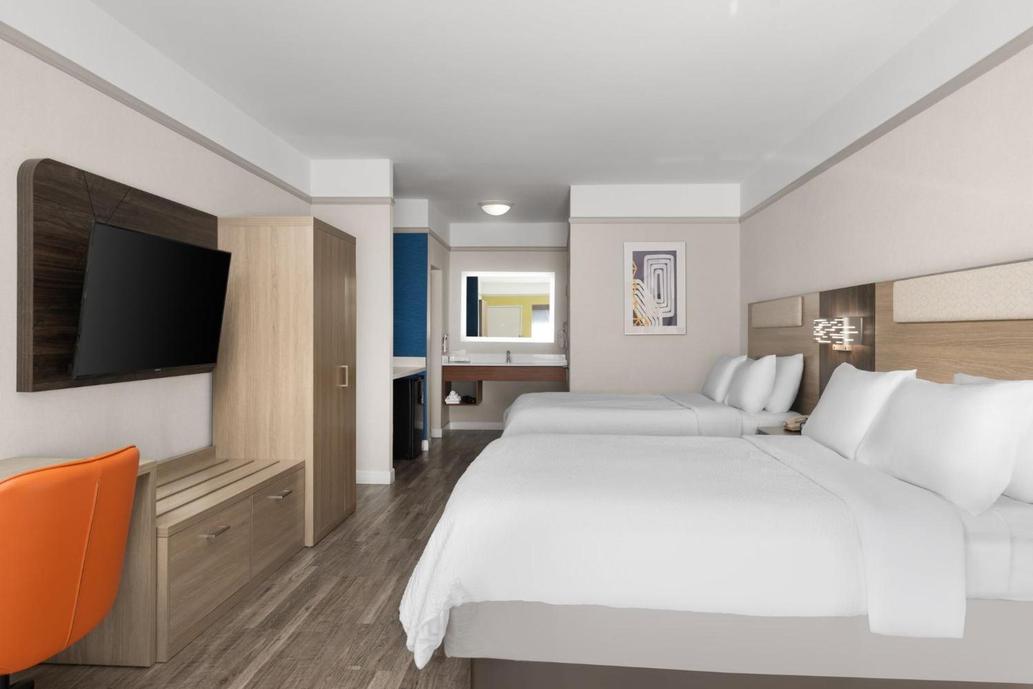 Standard Double Room with Two Double Beds and Mobility Accessible Tub photo 2