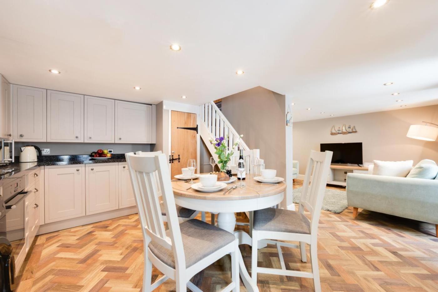 Three-Bedroom House photo 2