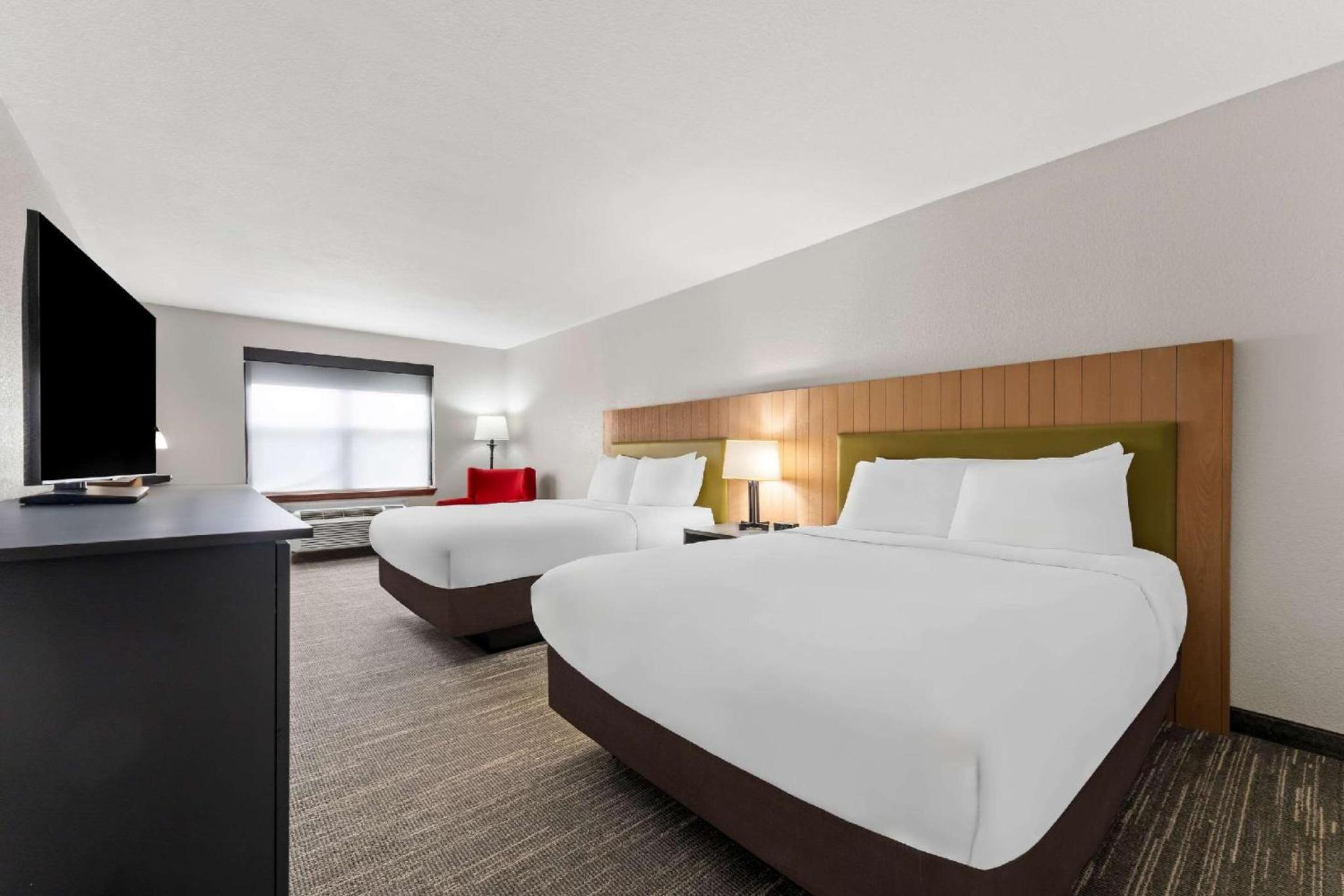 Queen Room with Two Queen Beds - Non-Smoking photo 3