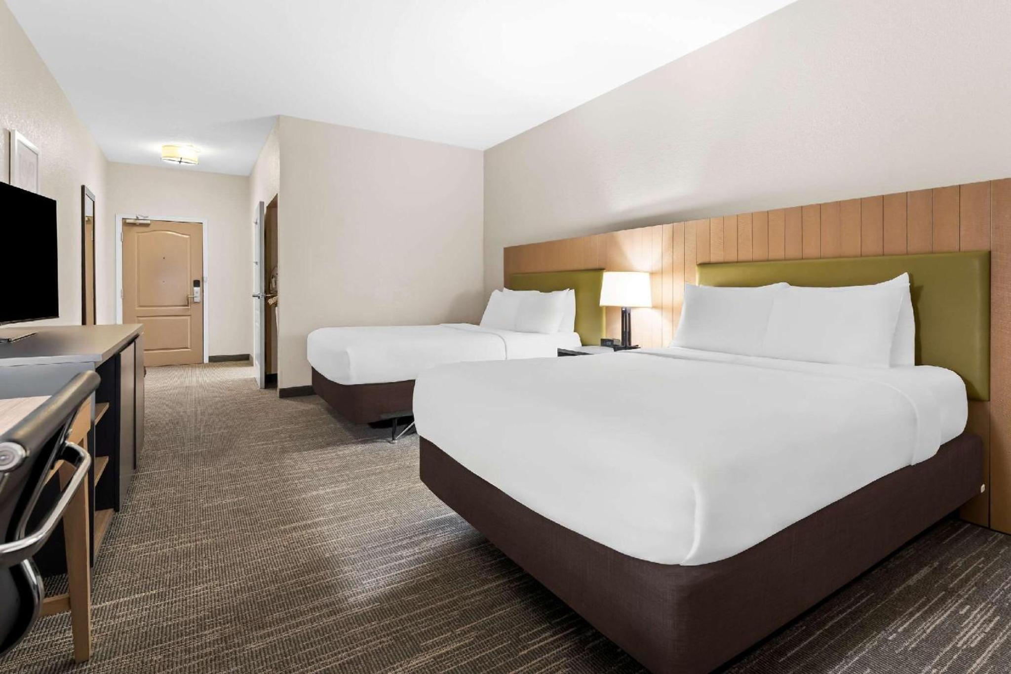 Queen Room with Two Queen Beds Pet Friendly - Accessible/Non-Smoking photo 3