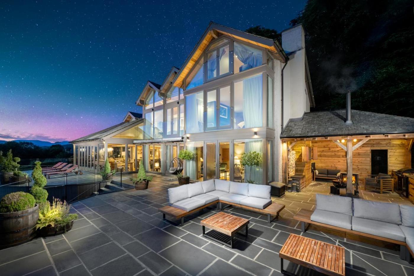 Six-Bedroom House photo 1