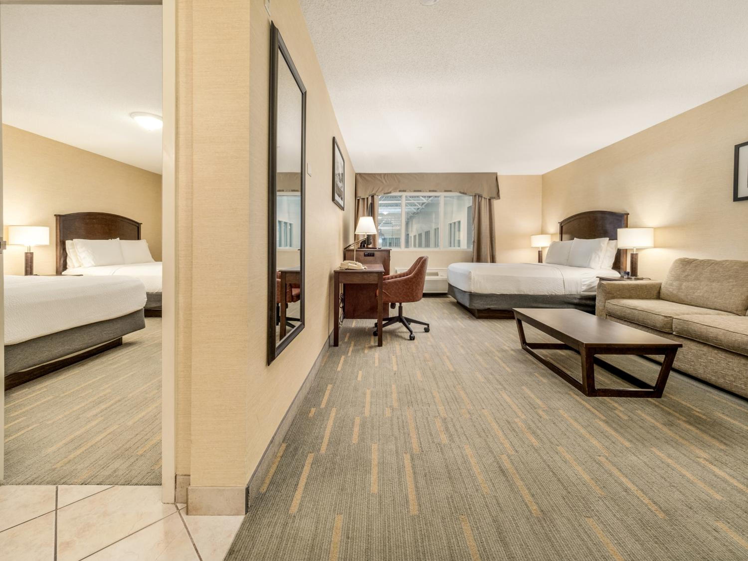 One-Bedroom Suite with Three Queen and One Sofa Bed - Pool View - Photo 2