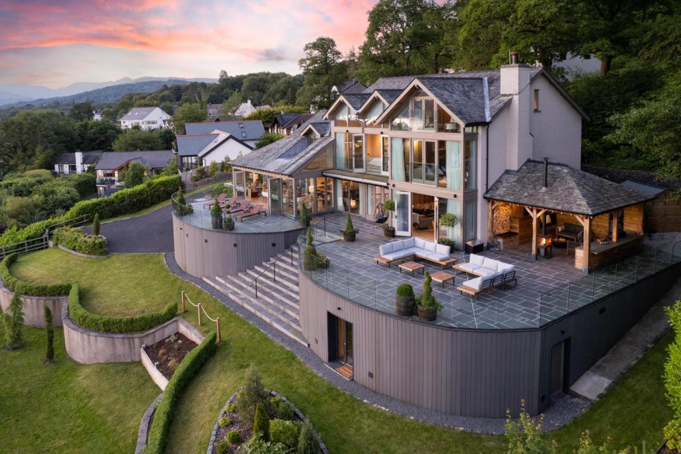 Six-Bedroom House photo 2