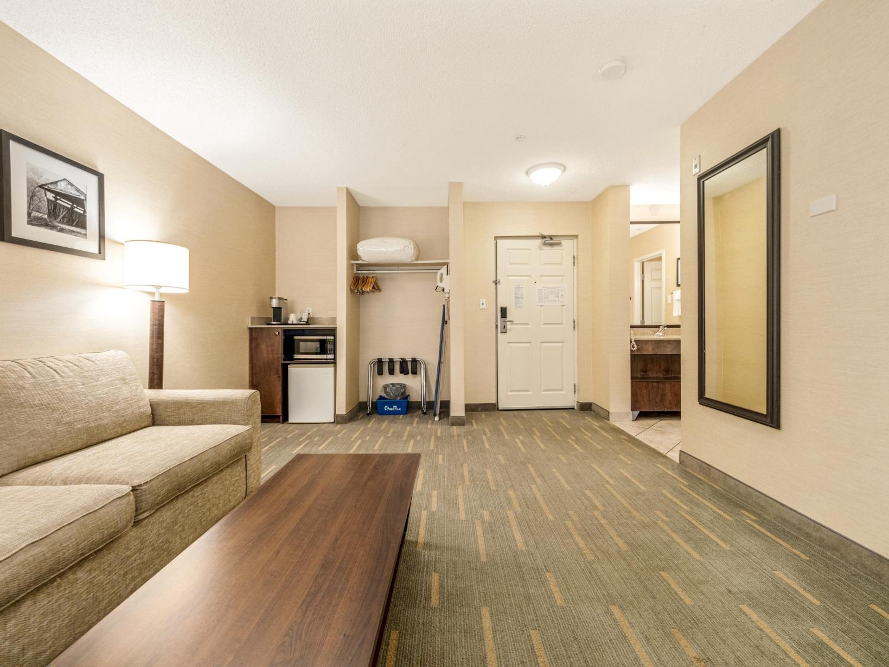 One-Bedroom Suite with Three Queen and One Sofa Bed - Pool View - Photo 1