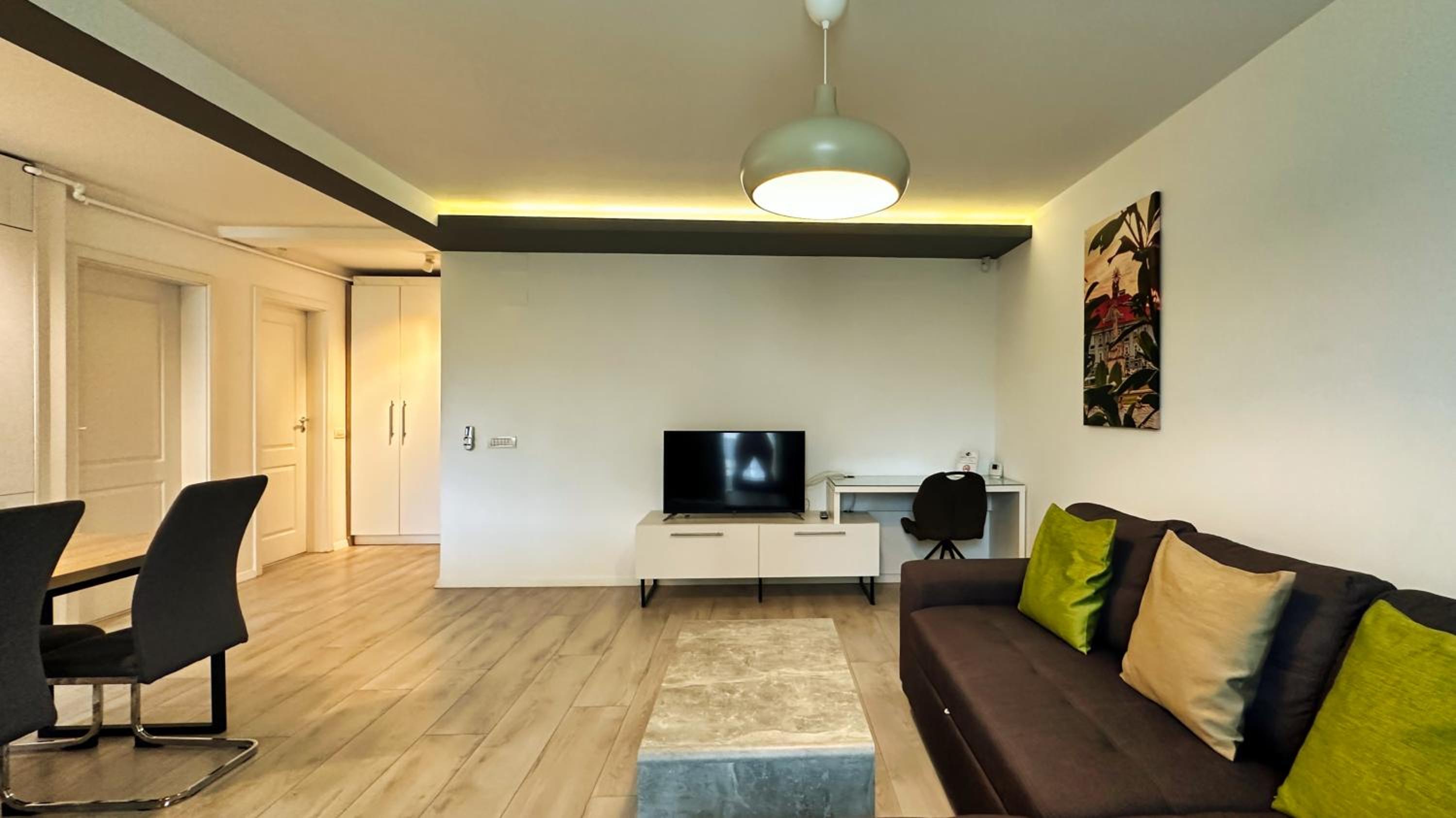 One-Bedroom Apartment with Balcony photo 3
