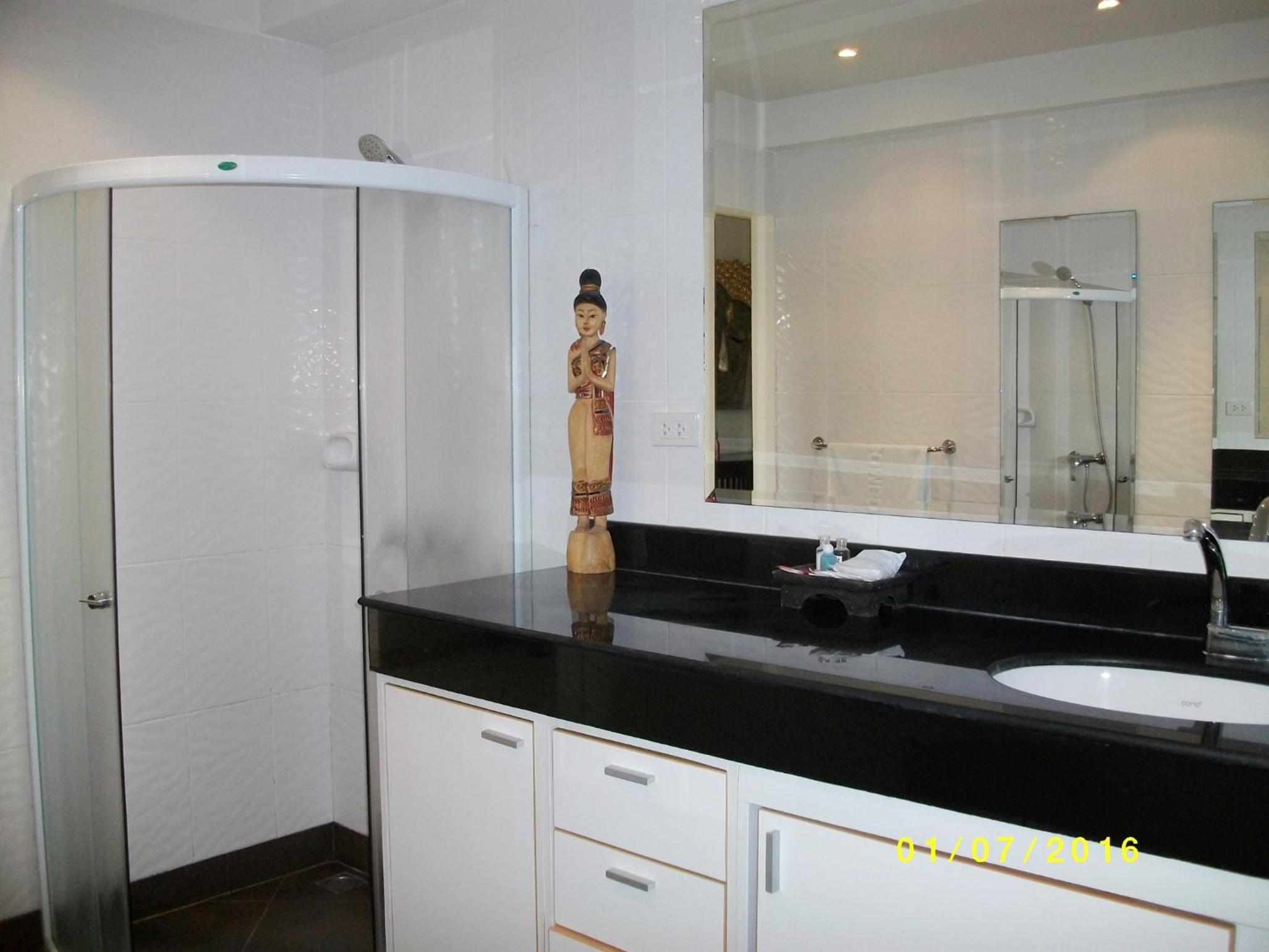 Deluxe One-Bedroom Apartment - Photo 13