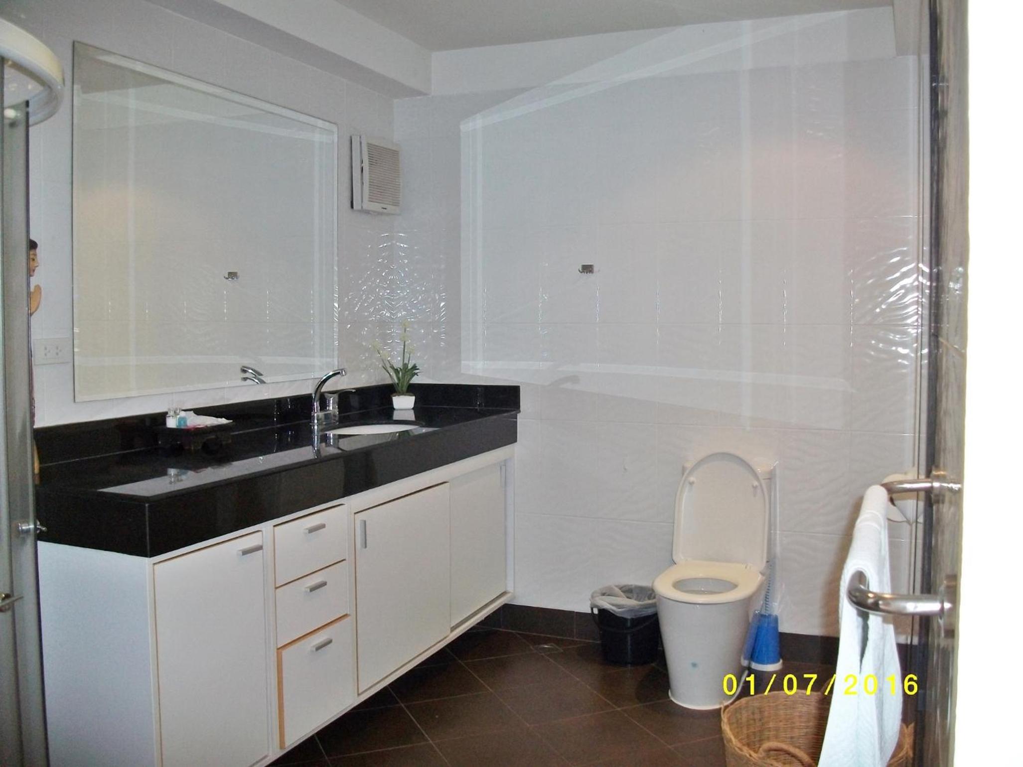 Deluxe One-Bedroom Apartment - Photo 19