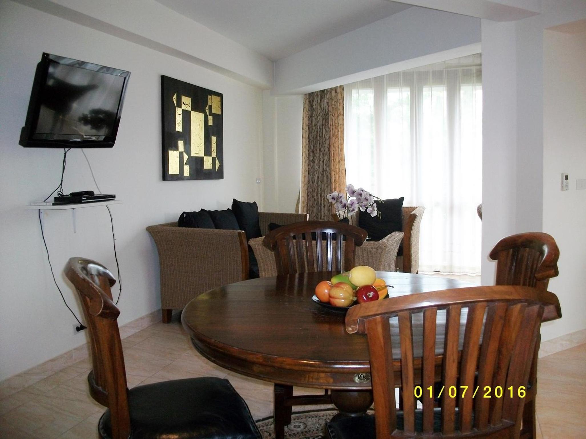 Deluxe One-Bedroom Apartment - Photo 14