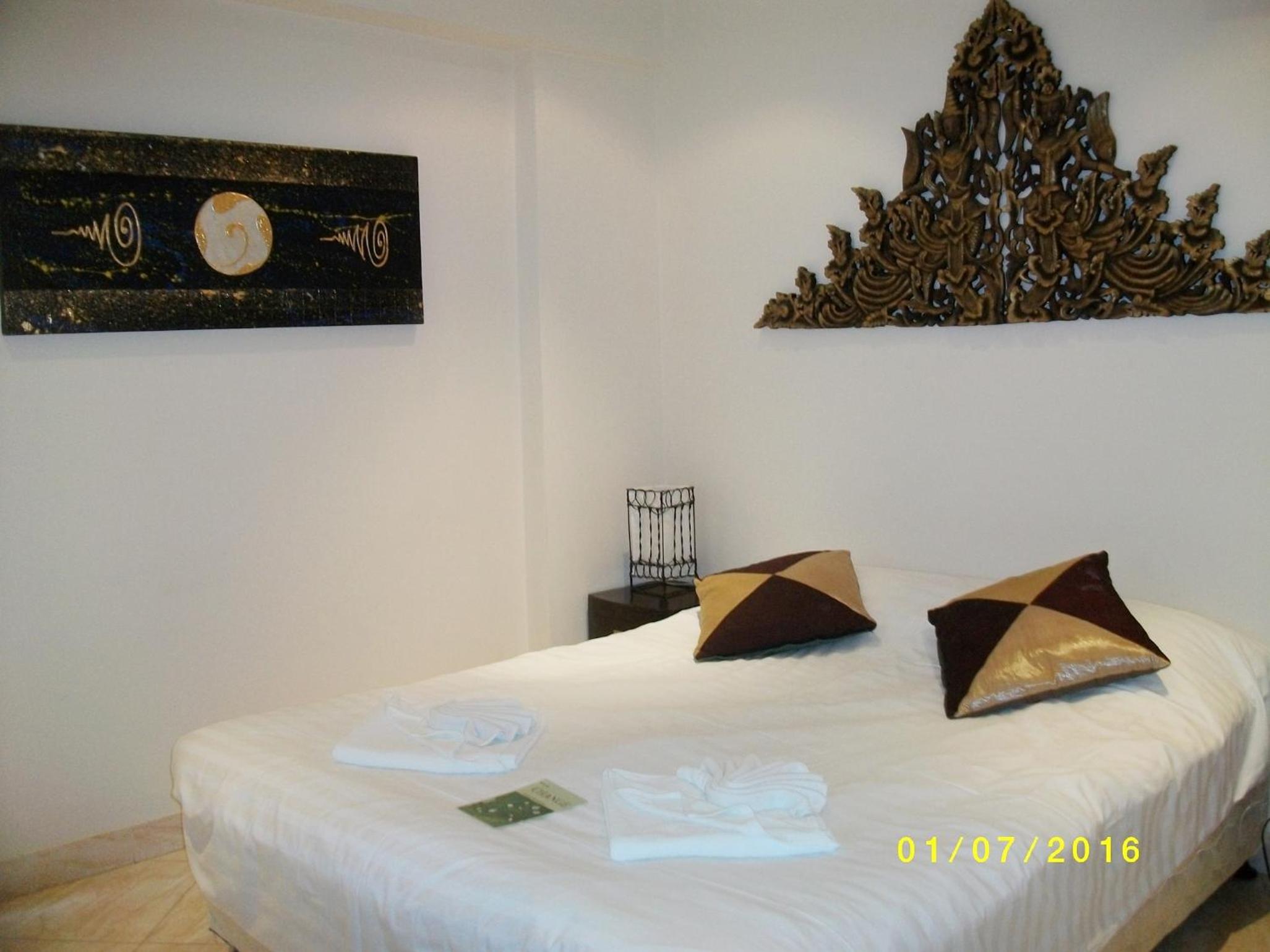 Deluxe One-Bedroom Apartment - Photo 3