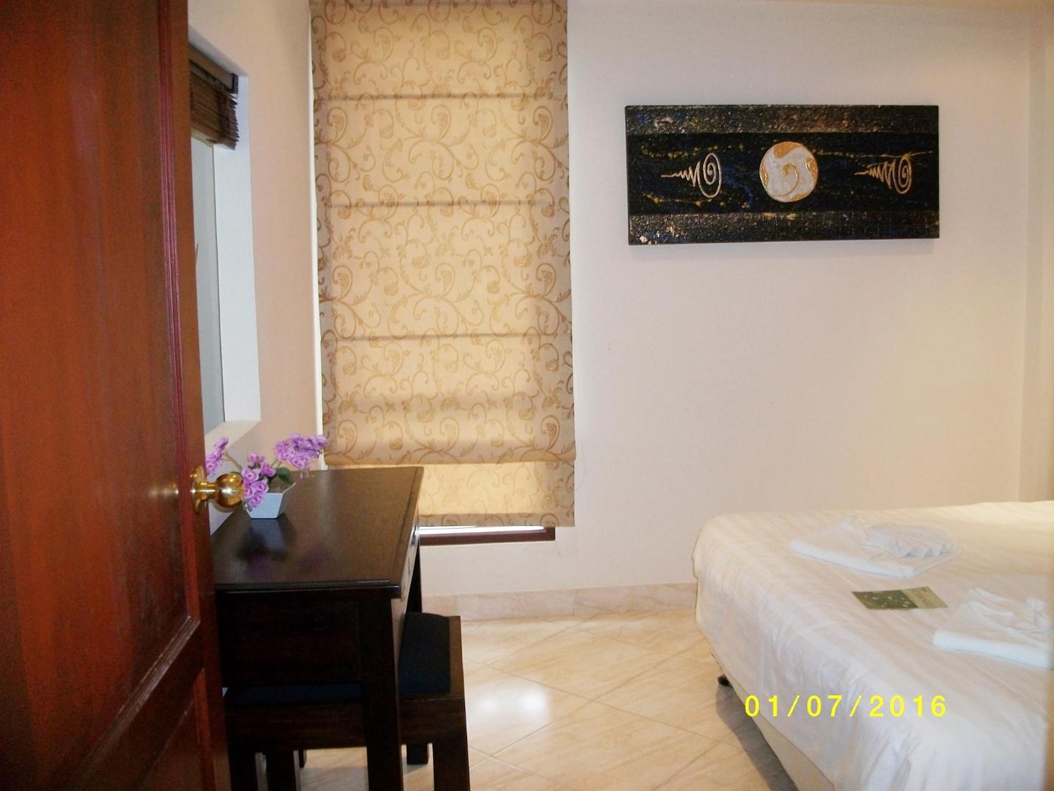 Deluxe One-Bedroom Apartment - Photo 4