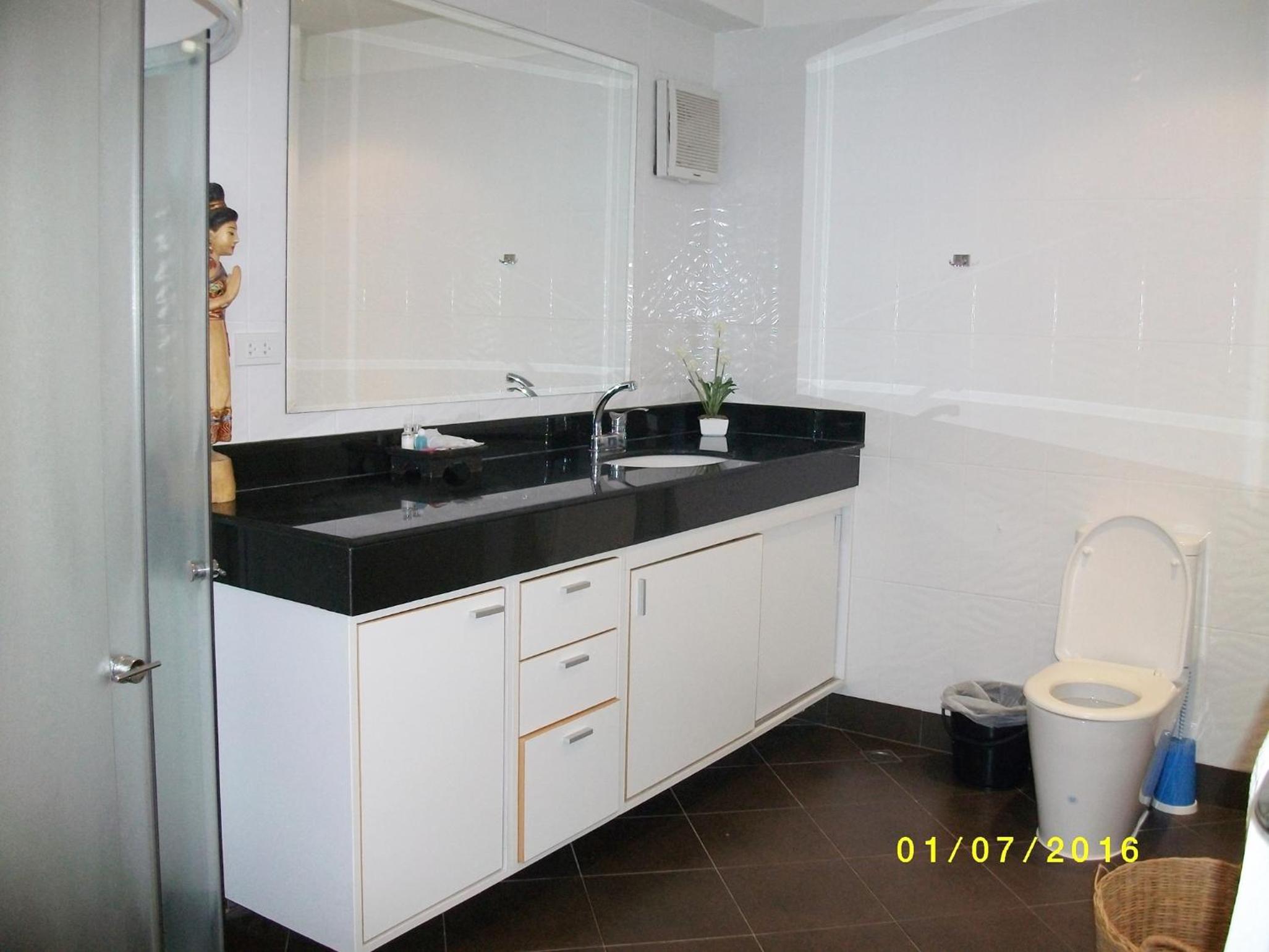 Deluxe One-Bedroom Apartment - Photo 7