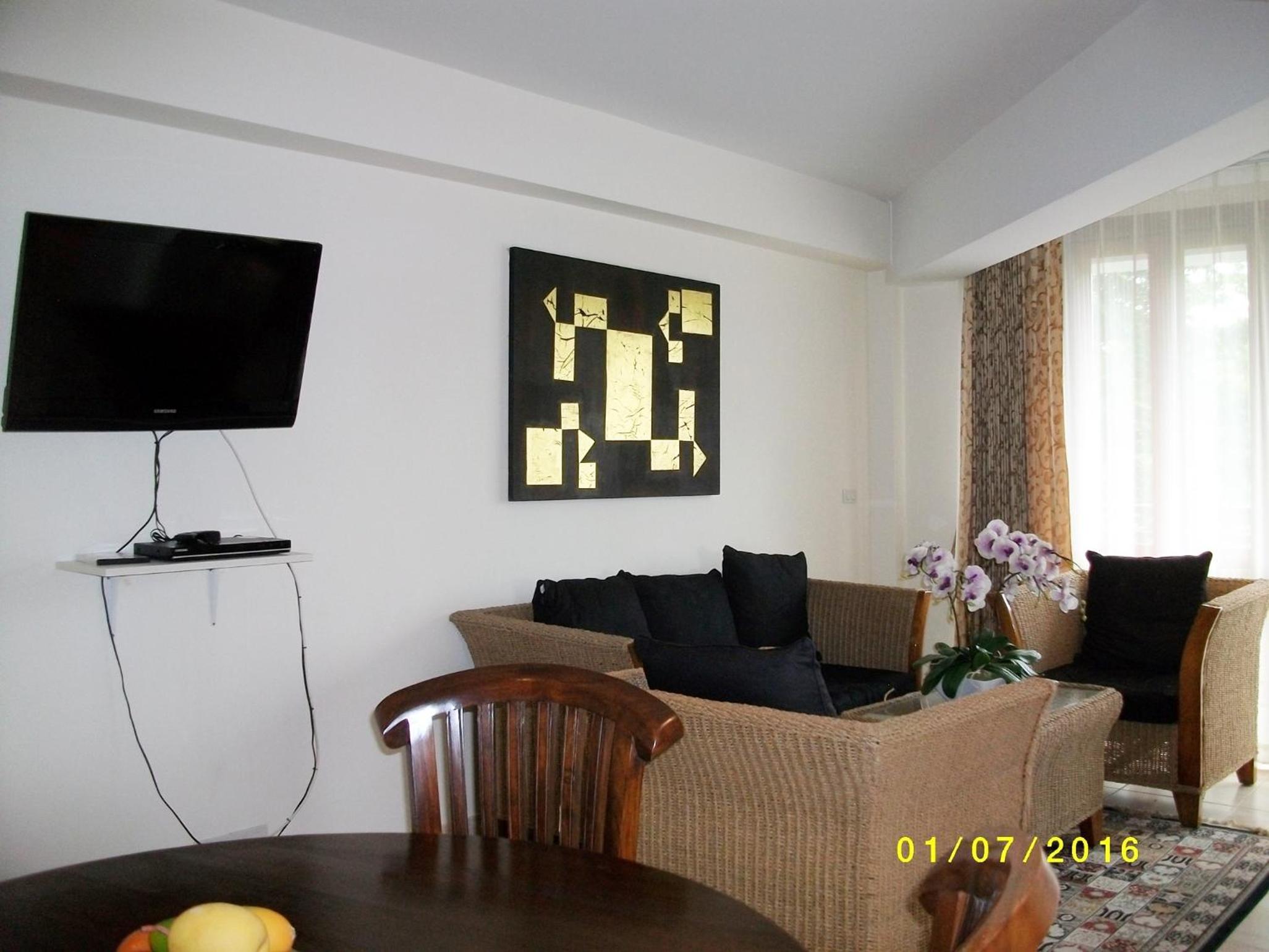 Deluxe One-Bedroom Apartment - Photo 8