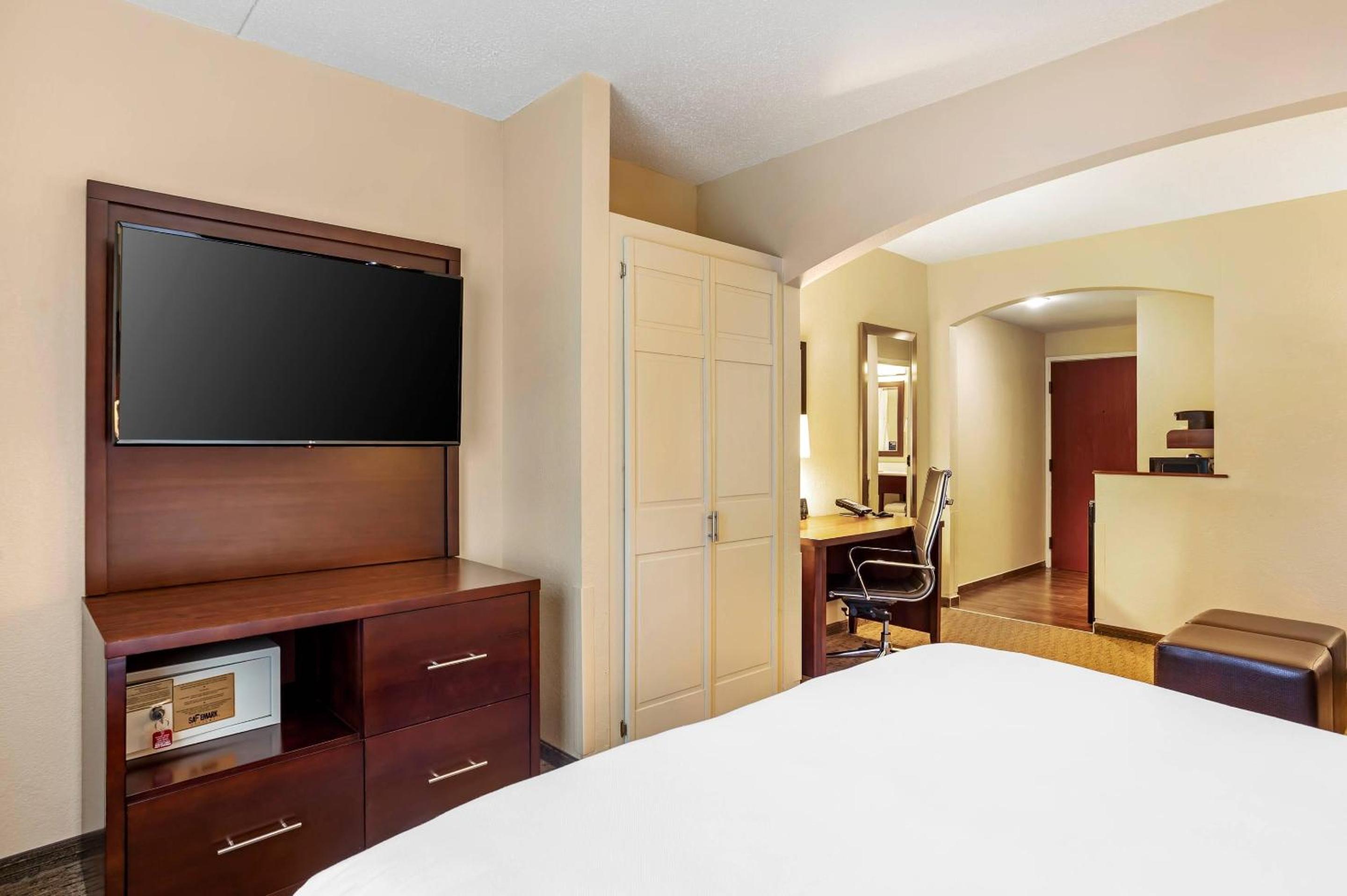 King Room with Sofa Bed - Non-Smoking - Photo 4