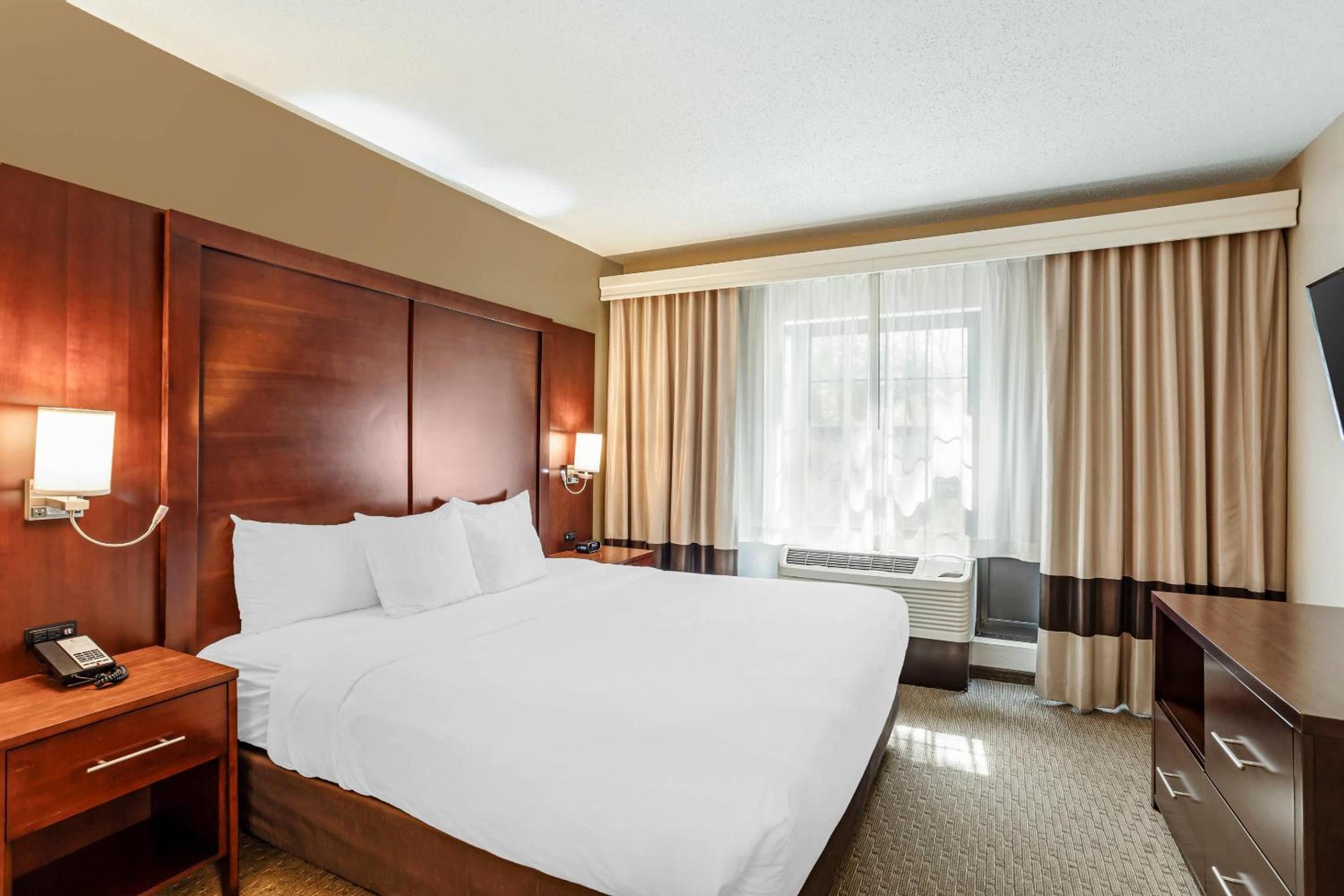 1 King Bed with Sofa Bed, 1 Person In-Bath Whirlpool, Non Smoking - Photo 2