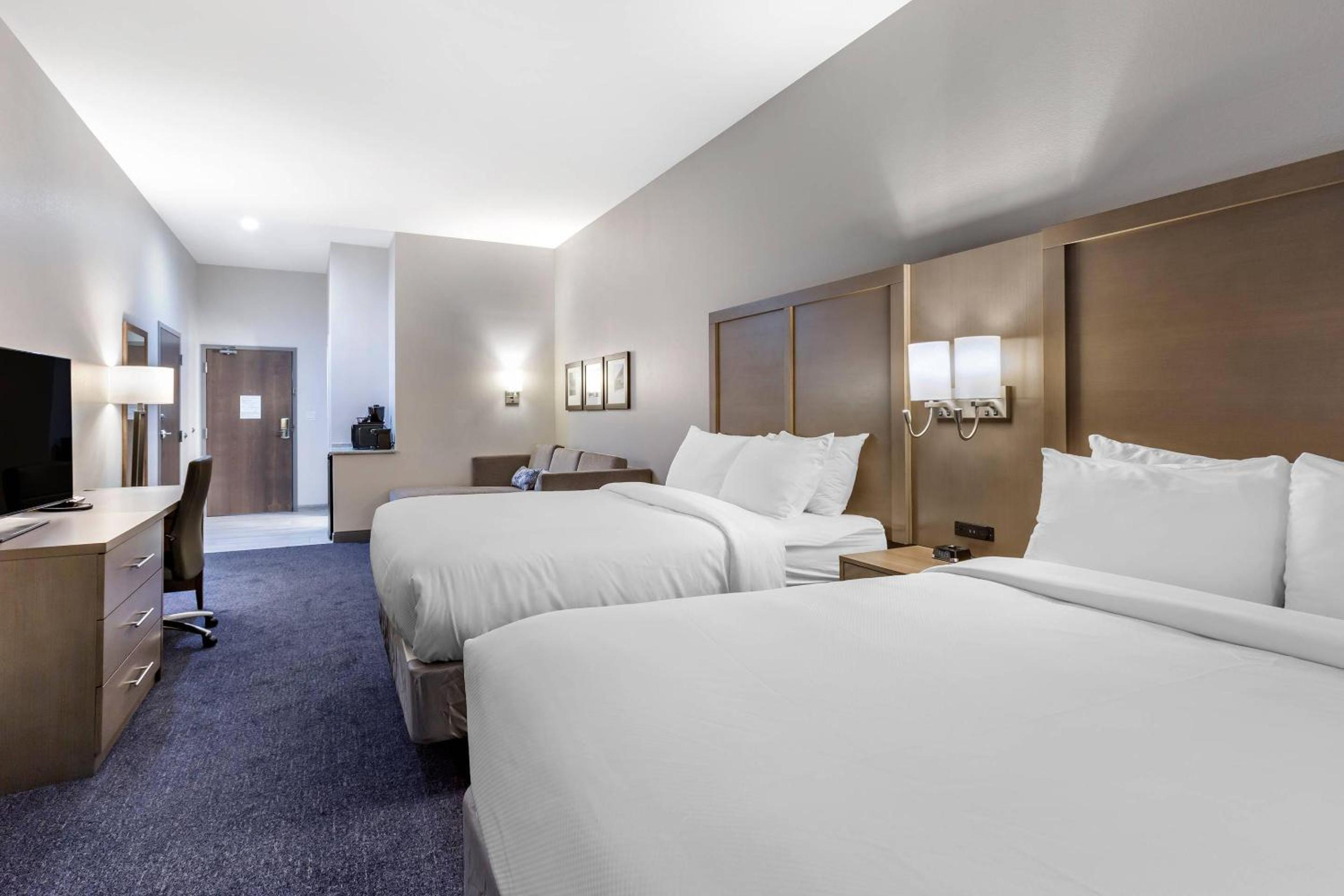 2 Queen Beds, 1 Room Suite, Sofabed - Photo 3