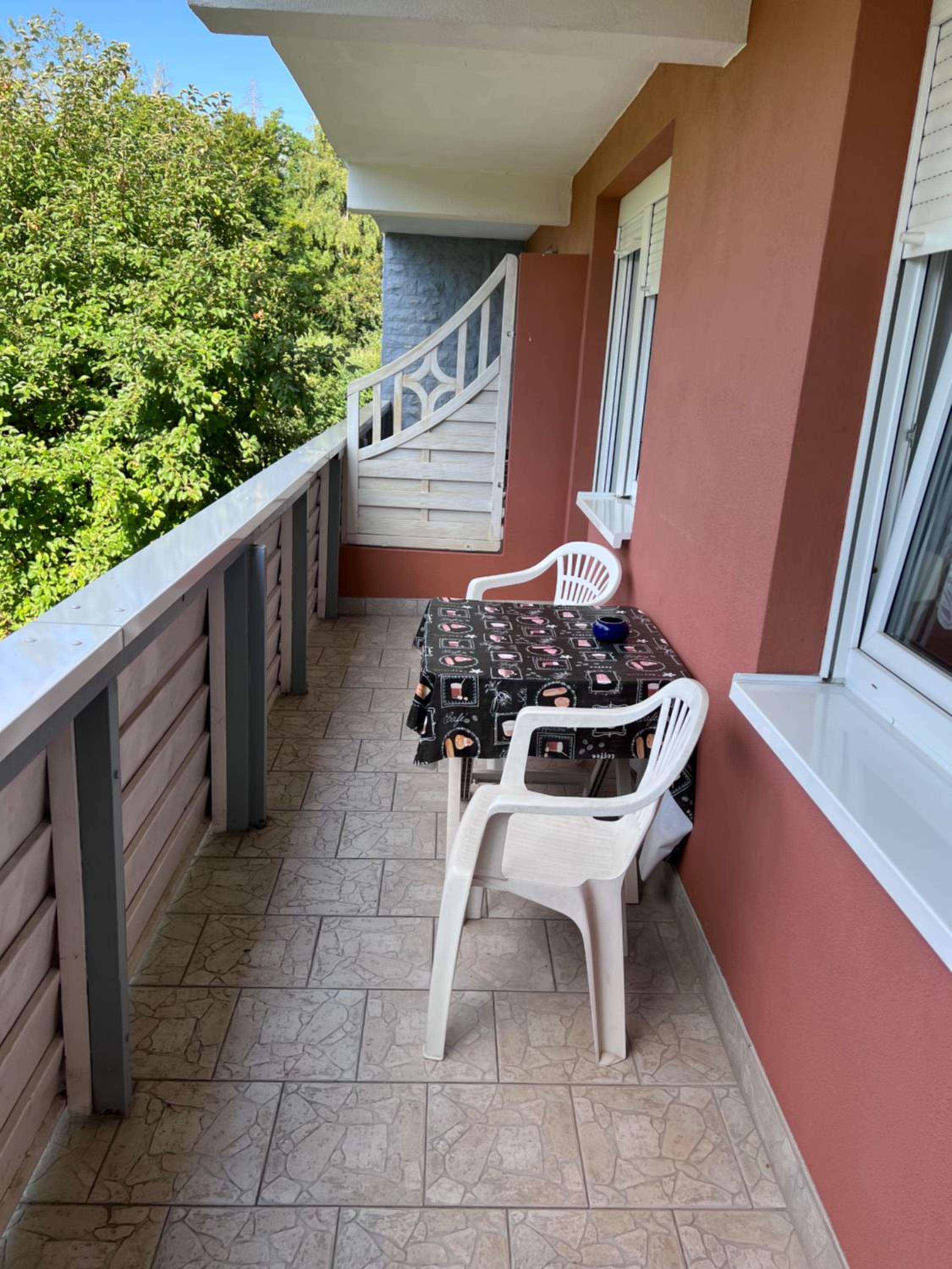 Apartment with Balcony - Photo 4
