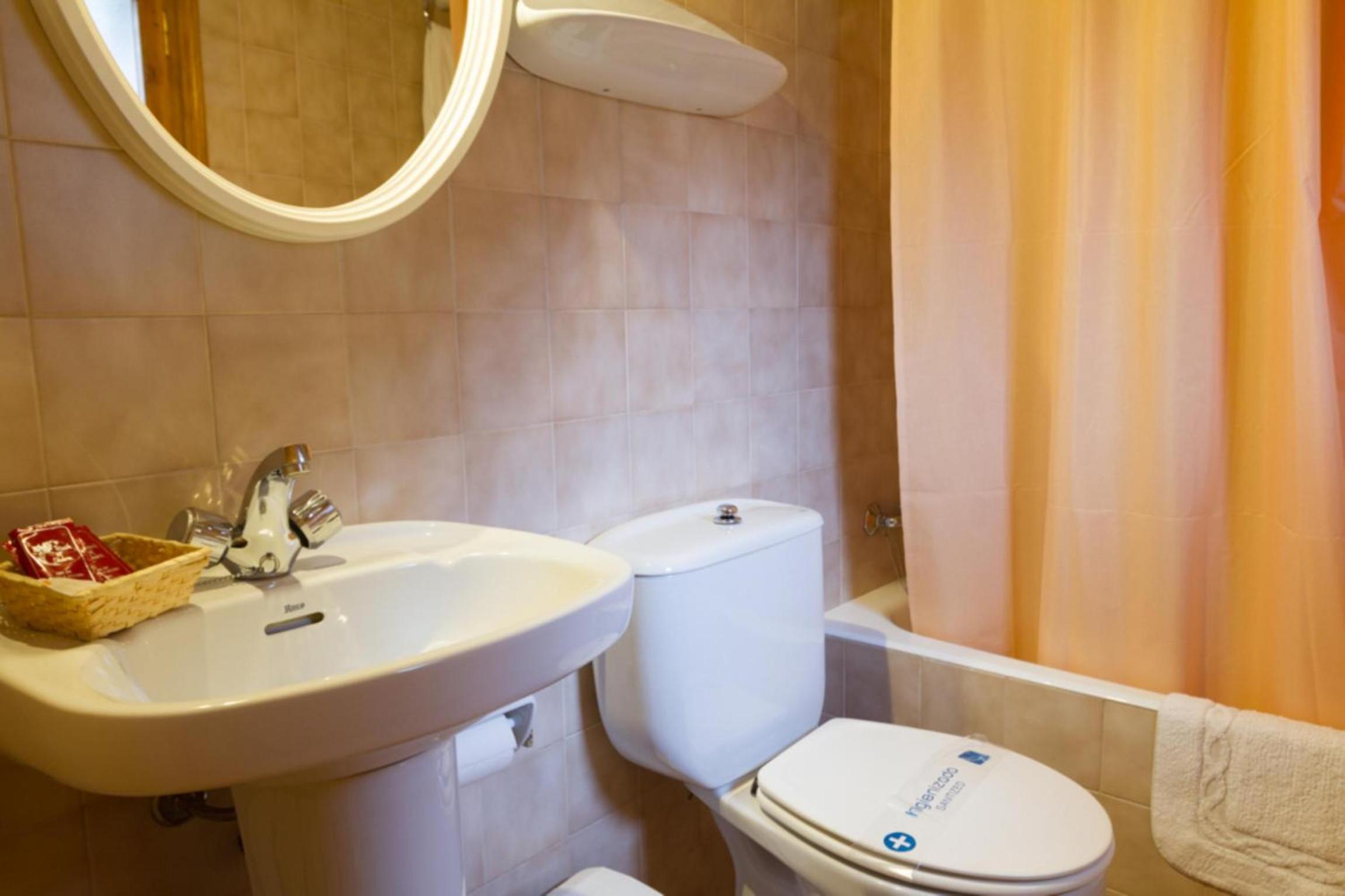 Triple Room with Private Bathroom photo 3