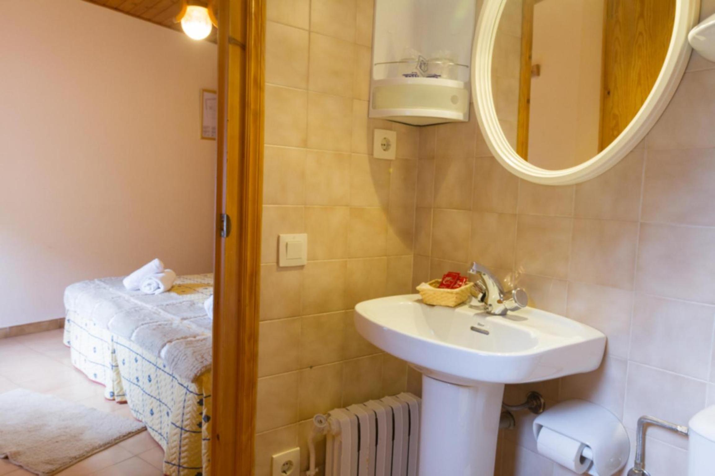 Triple Room with Private Bathroom photo 2