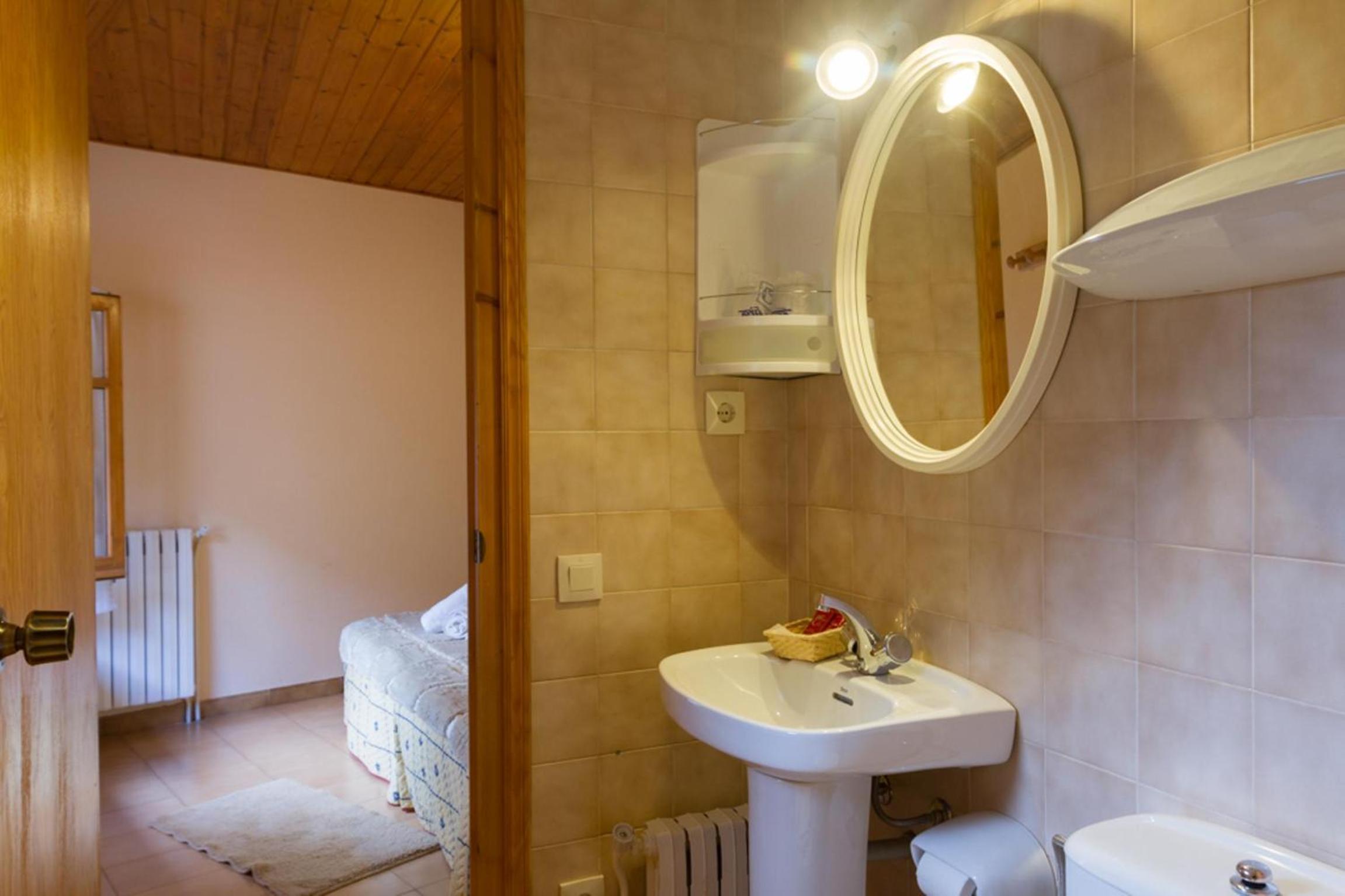 Single Room with Private Bathroom photo 3
