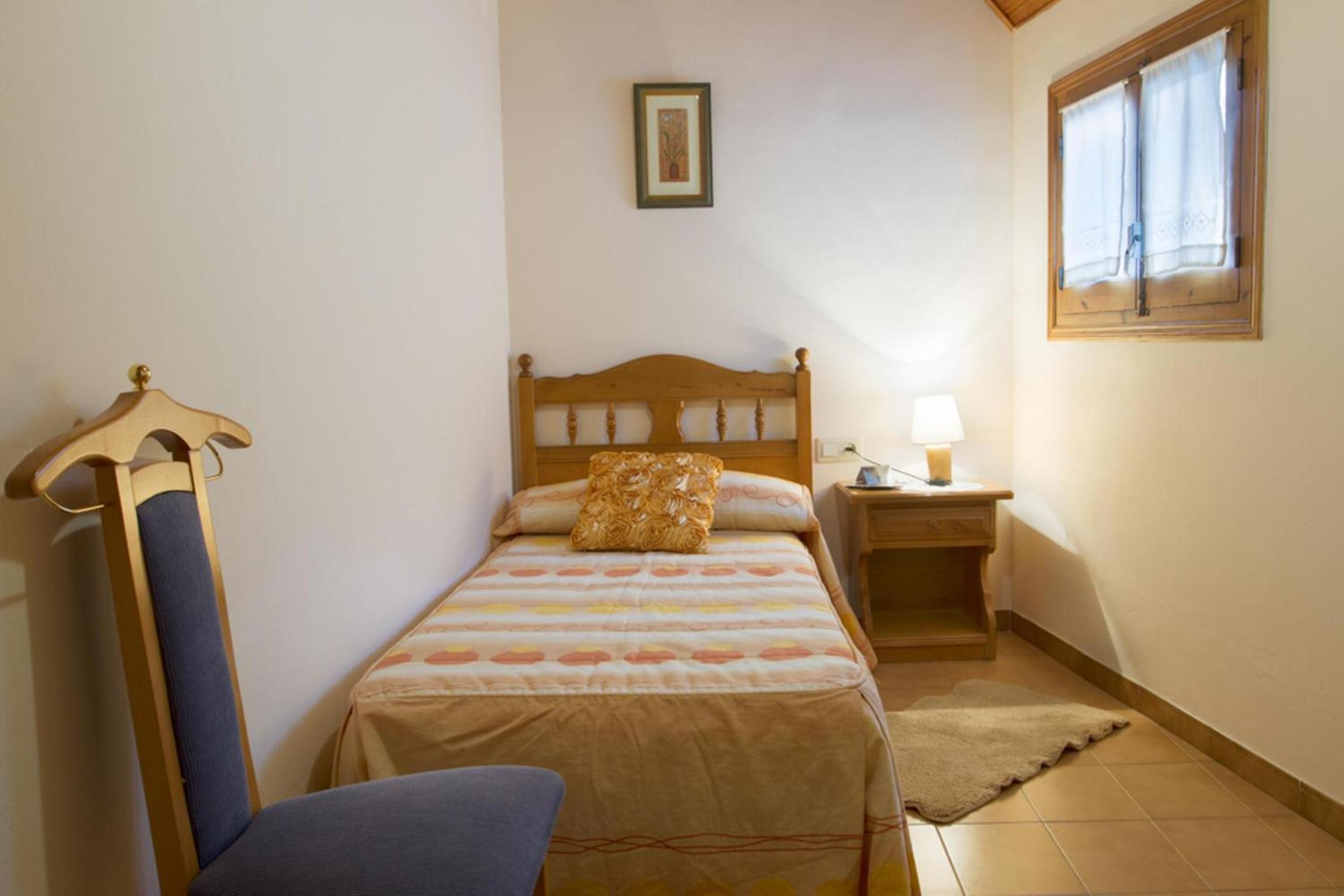 Twin Room with Private Bathroom photo 3