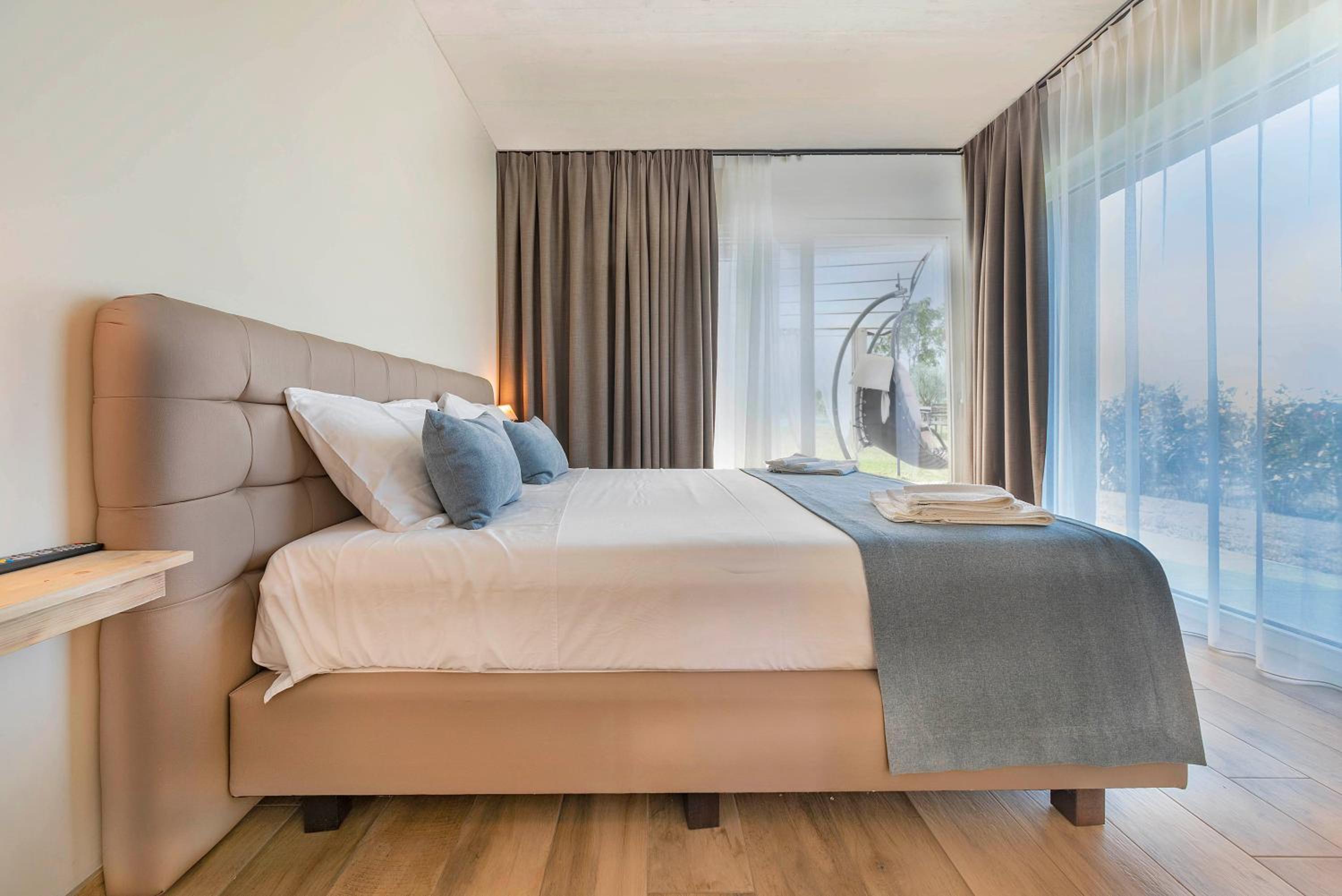 King Room with Pool View photo 2