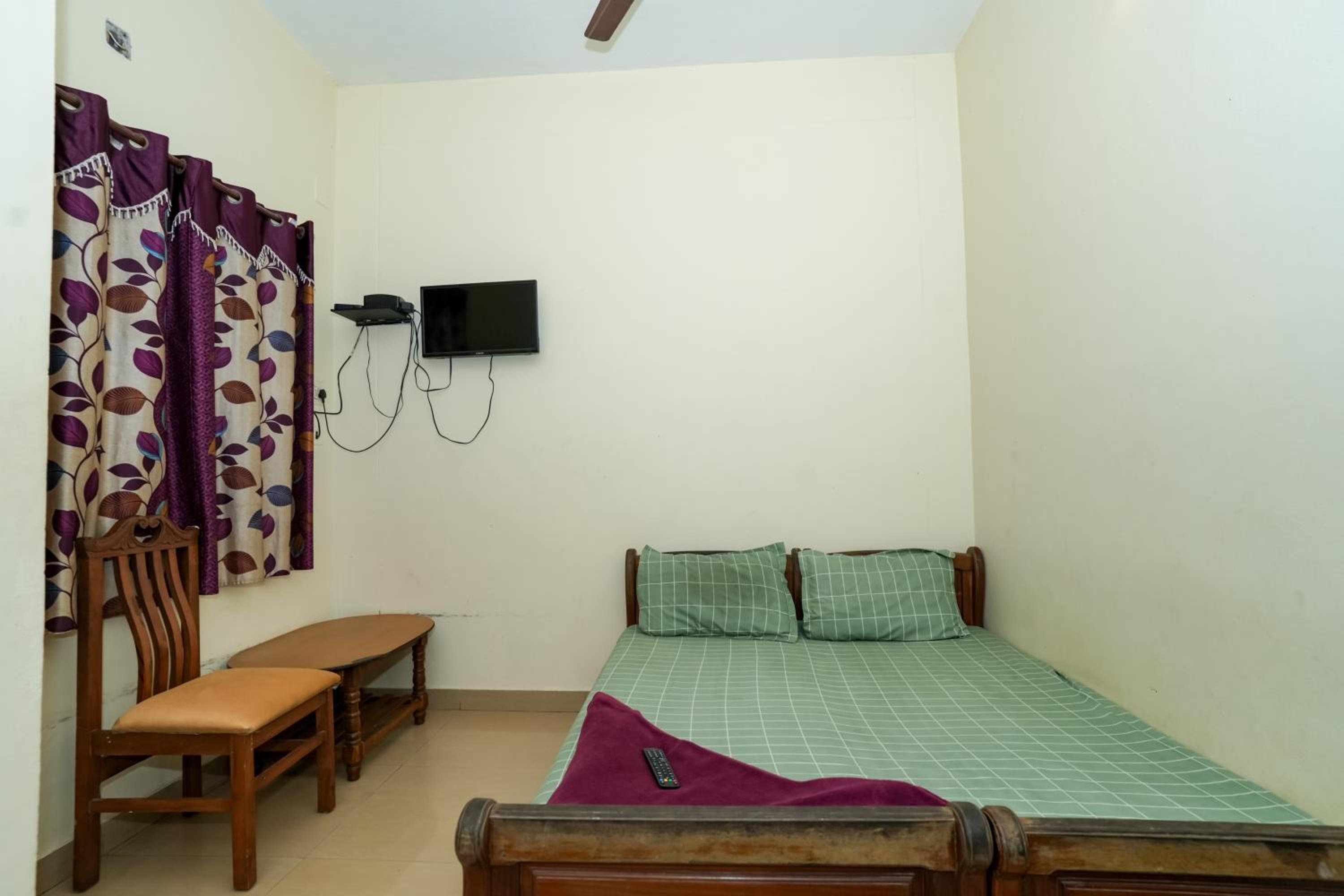 Budget Double Room - Photo 2