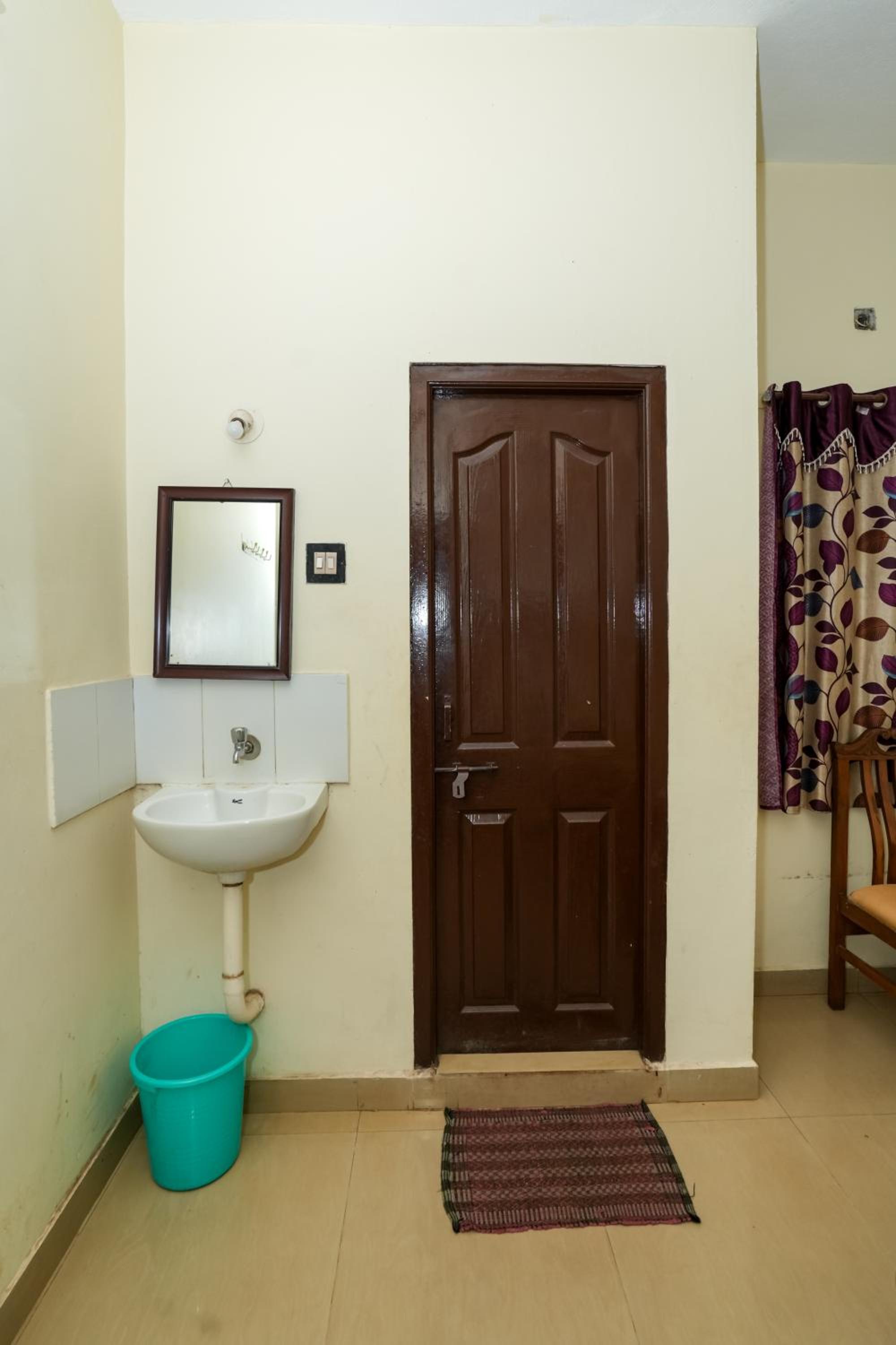 Budget Double Room - Photo 3