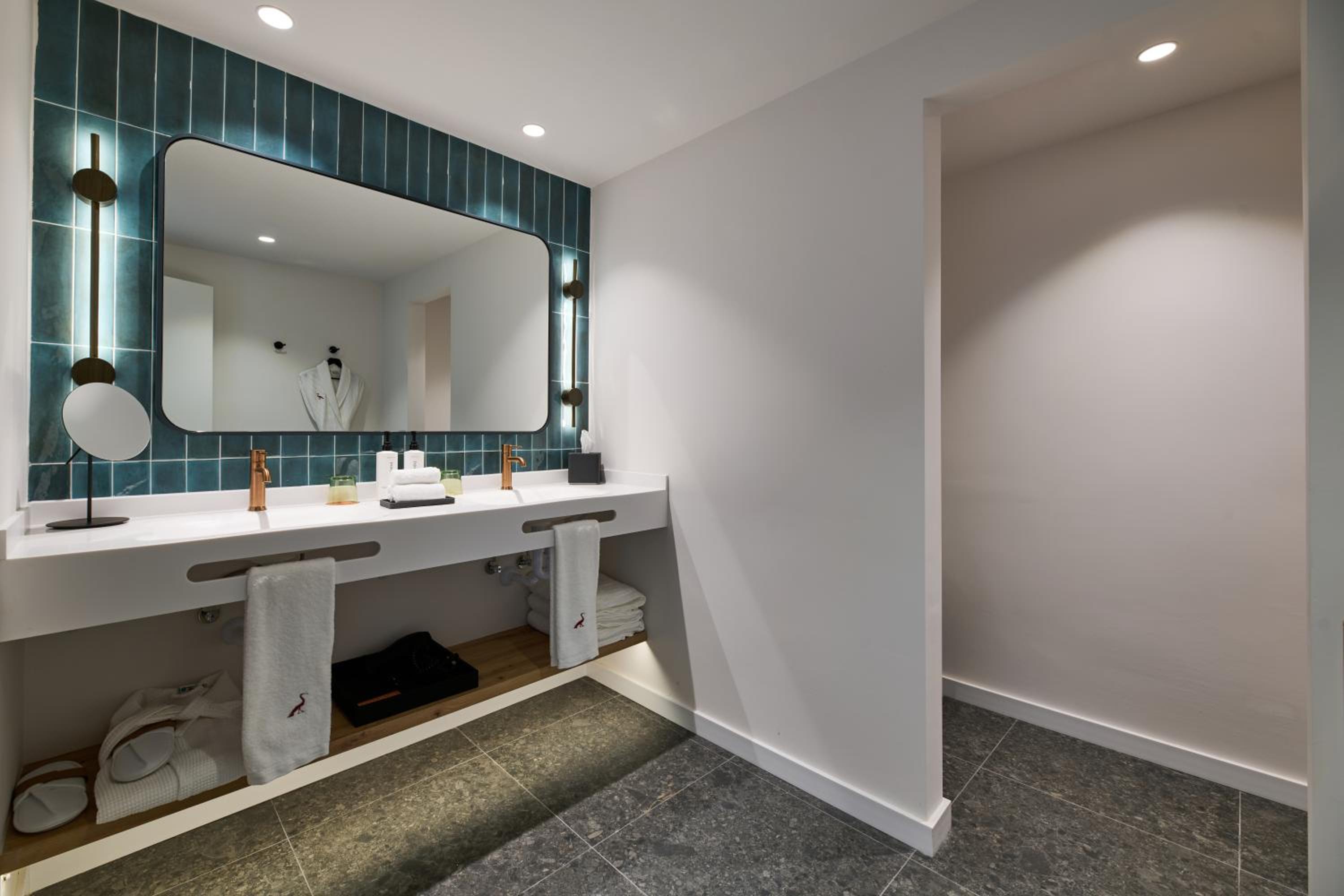1 Bedroom Suite Partial Sea View thumbnail 6