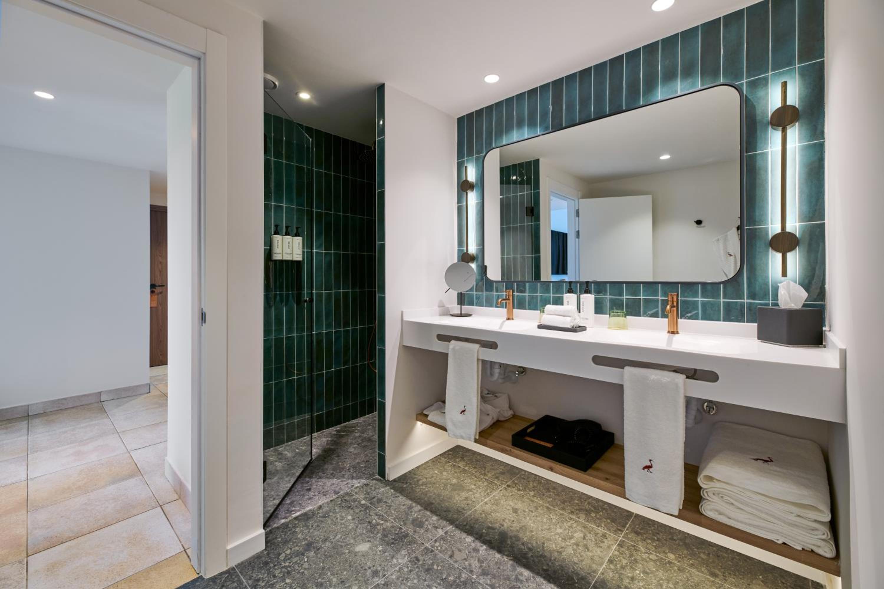 1 Bedroom Suite Partial Sea View