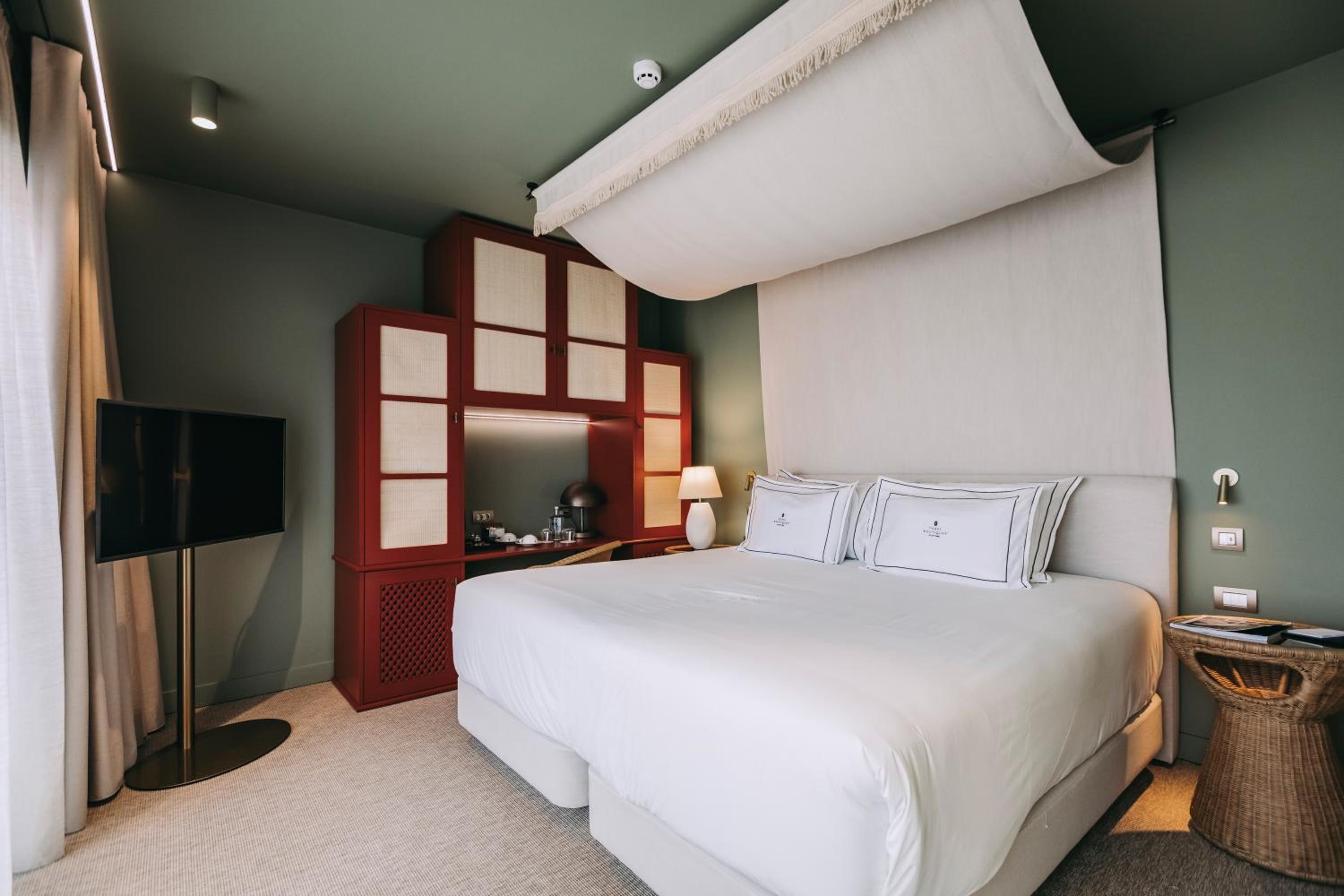 Executive Superior City View - Photo 4