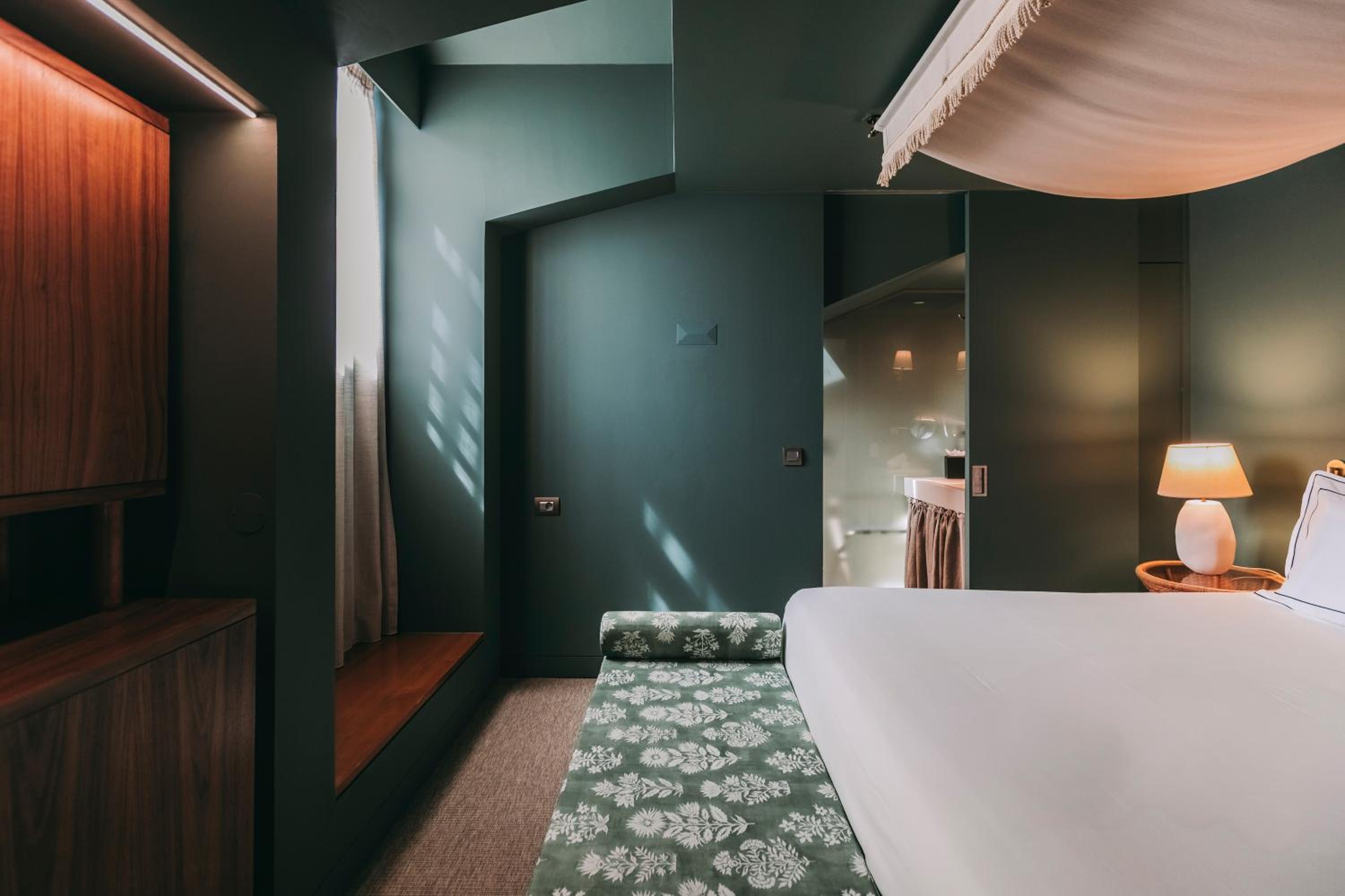 Junior Suite with Bathtub - Photo 3