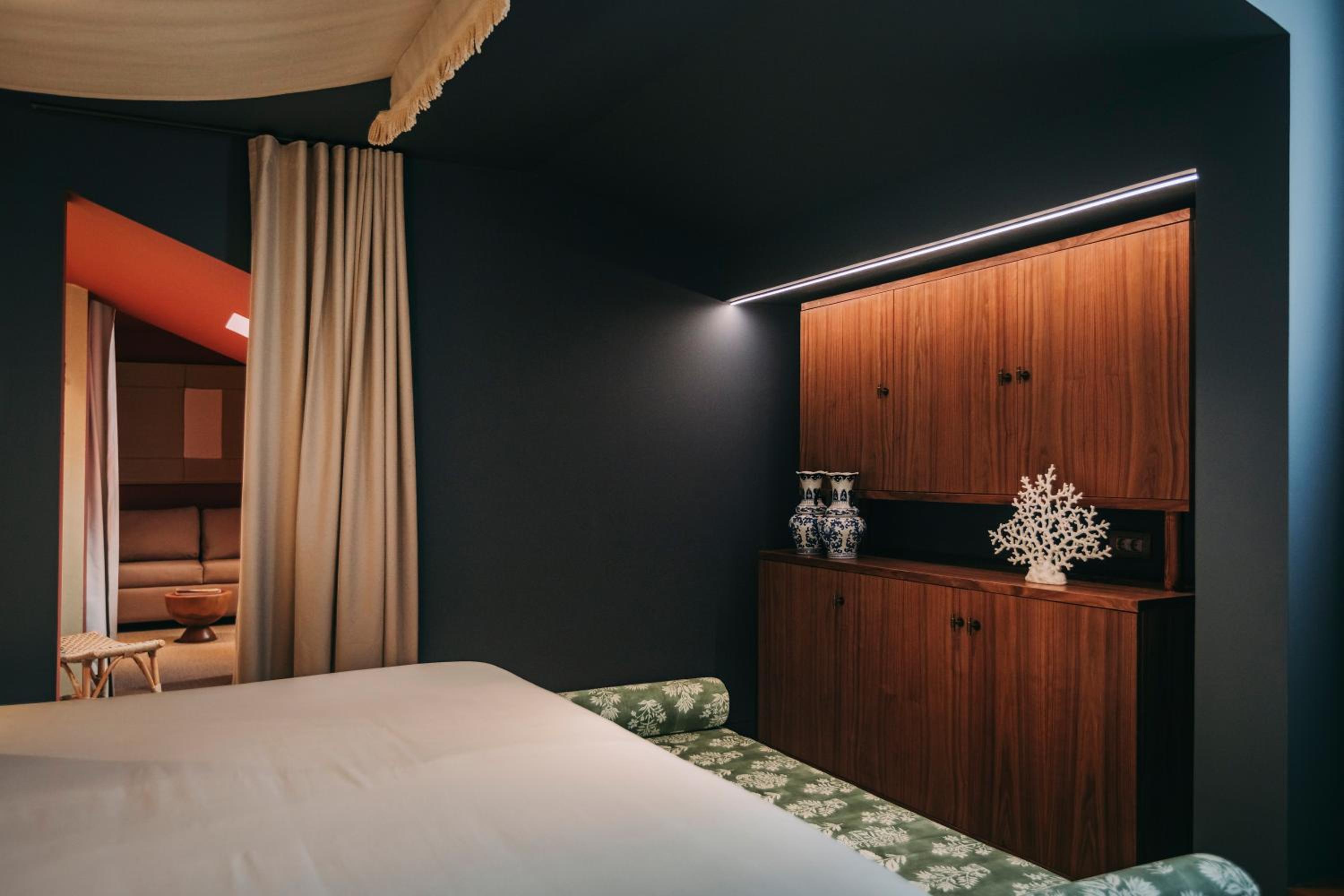 Junior Suite with Bathtub - Photo 6