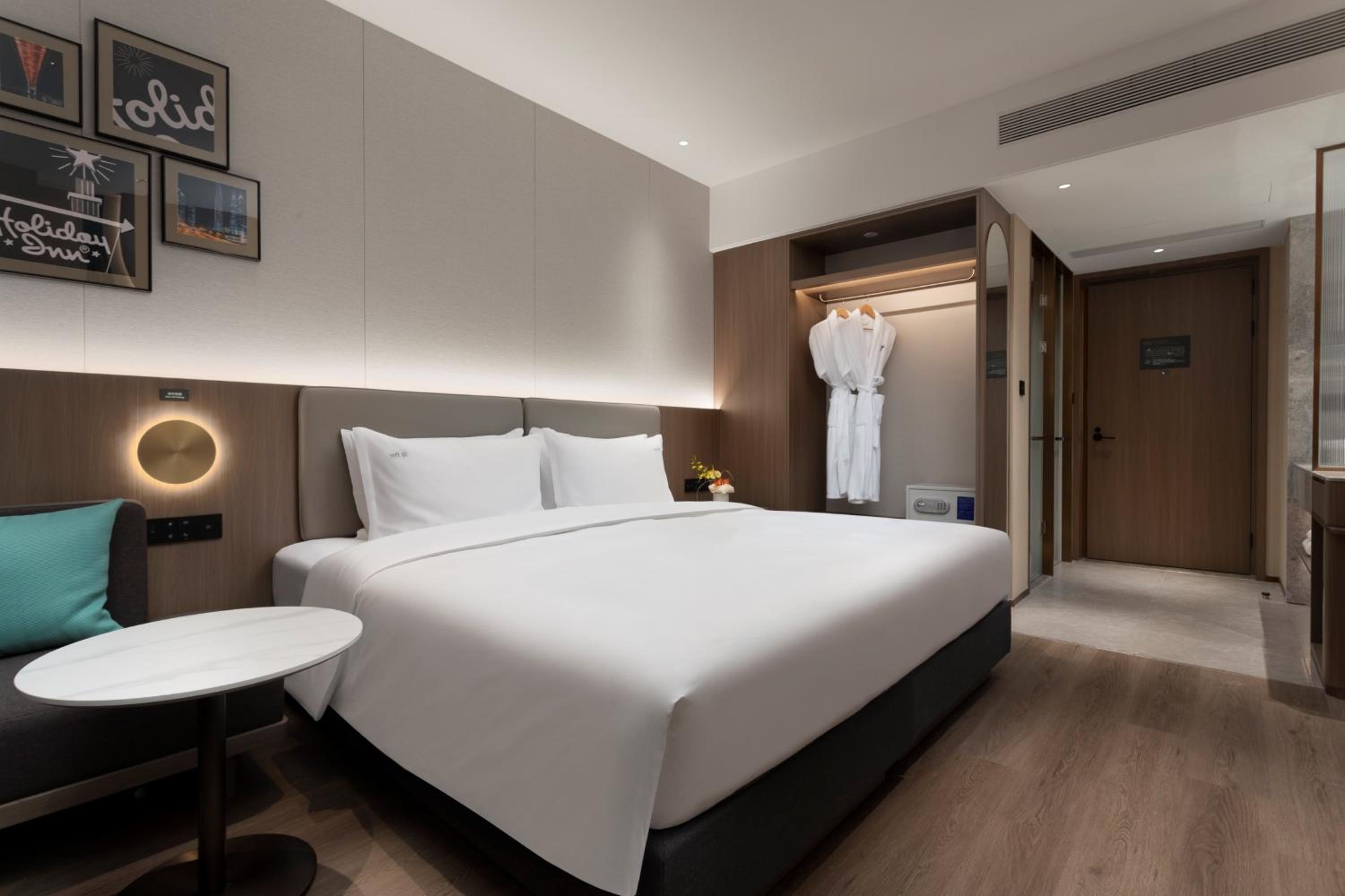 Standard King Room - Accessible thumbnail 6